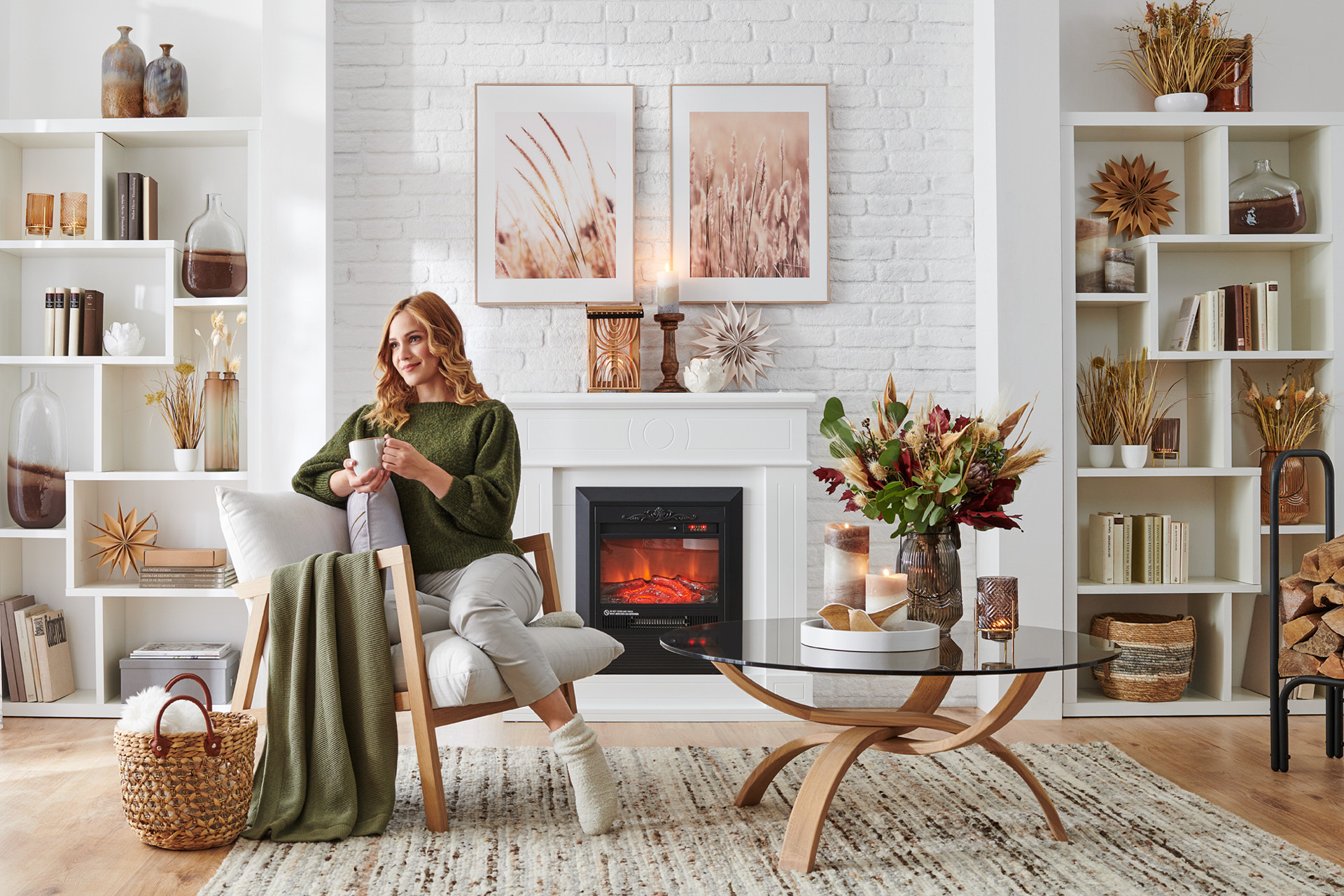 Kvinna som sitter på en soffa i lantlig stil