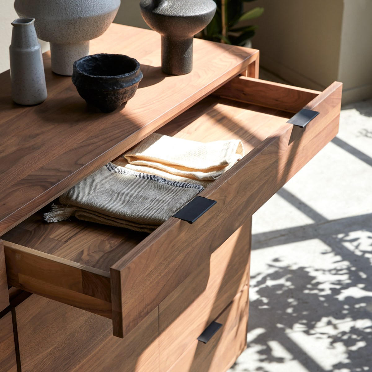 SIDEBOARD Senson Braun aus Walnuss - Braun, Holz (200/92/45cm) - Tikamoon