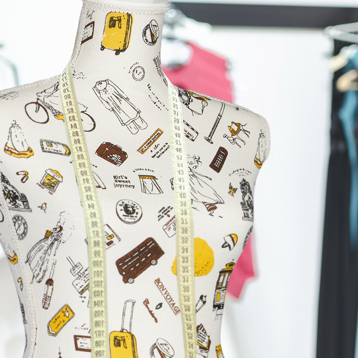 KRAJČÍRSKA busta - viacfarebná, drevo/textil (41/34cm) - Relaxdays