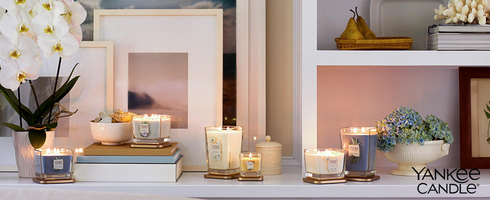 Yankee Candle verschiedene Ausführungen auf Wohnzimmerregal