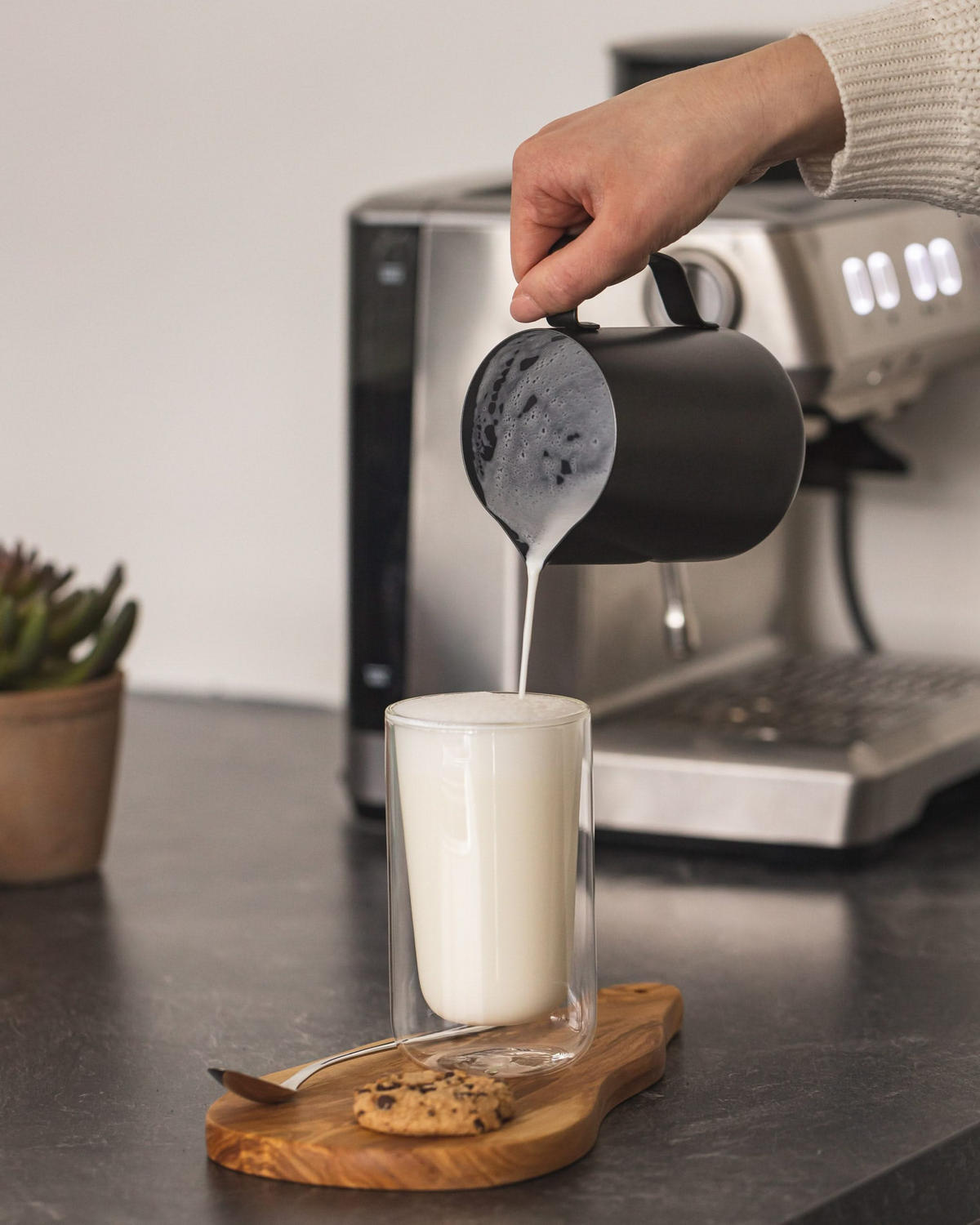 MILCHKÄNNCHEN Milchschaumkanne - Schwarz - 600 ml - Schwarz, Metall (8cm) - Jay Hill