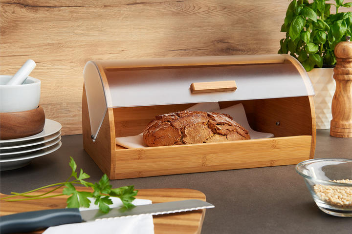 Chlebník na pečivo, doska na krájanie s nožom, korenička, sklenená miska