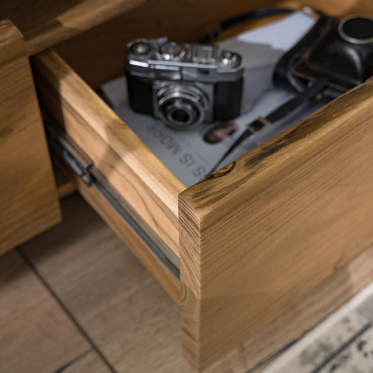 TV-LOWBOARD - Akazie massiv / Metall - Akaziefarben, Holz (145/50/40cm) - home24