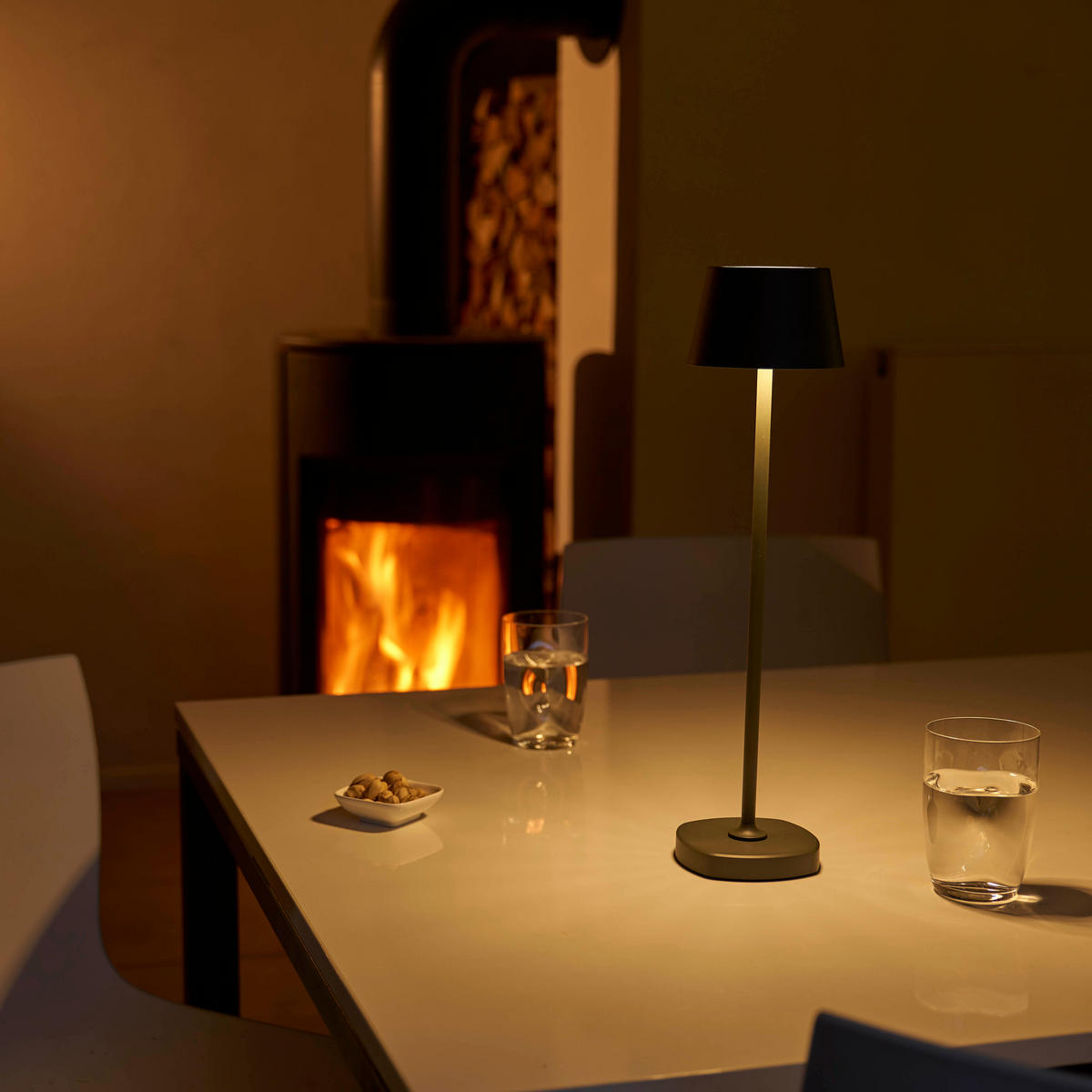 LED-AKKU Tischlampe mit Ladestation Ø 11 x 45 cm stufenlos dimmbar für Innen und Außen olivegrün - Olivgrün, Metall (11/11/45cm) - Northpoint