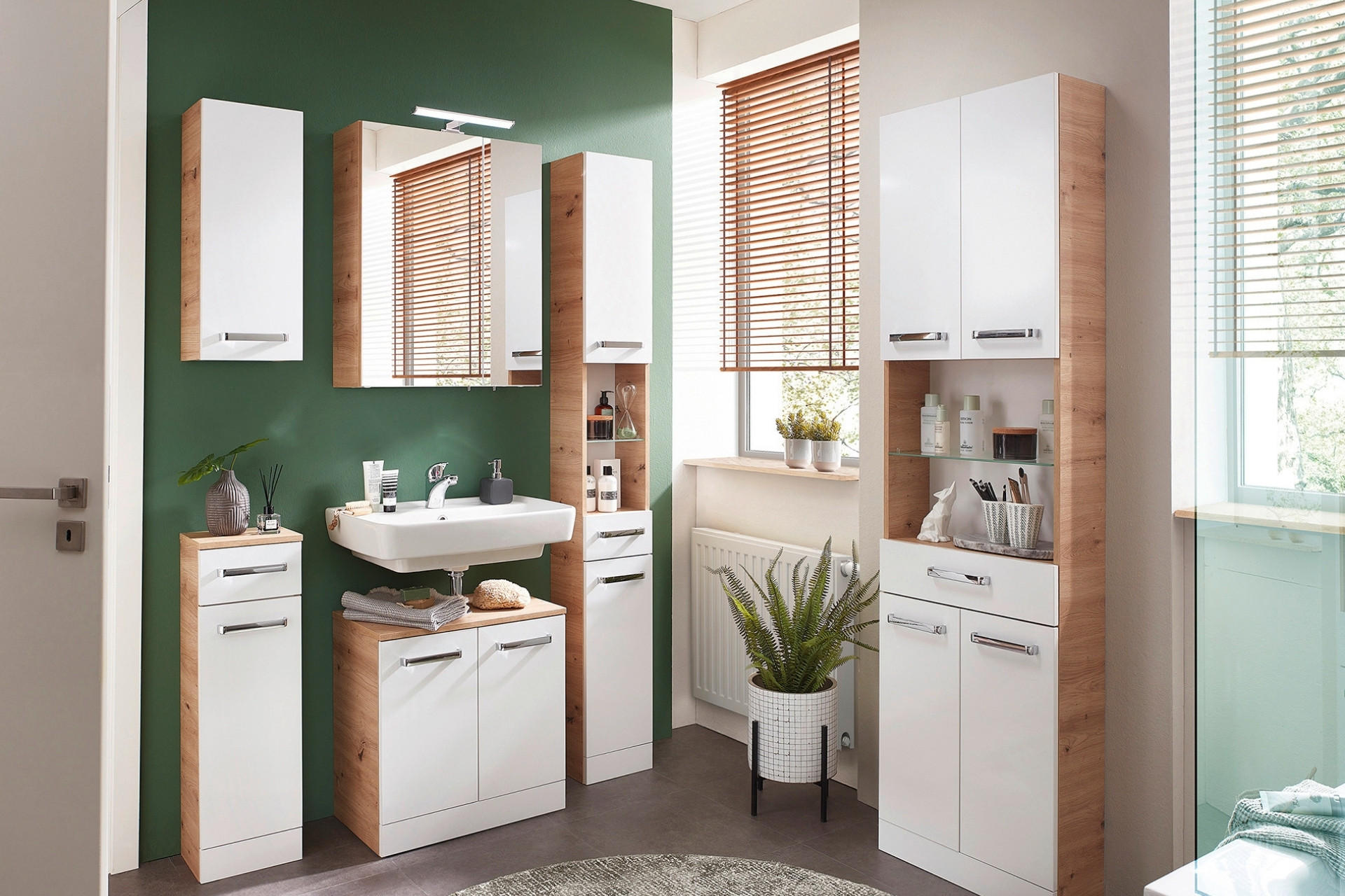 Badezimmermöbel in weiß mit holzfarben, komplettes Badezimmer