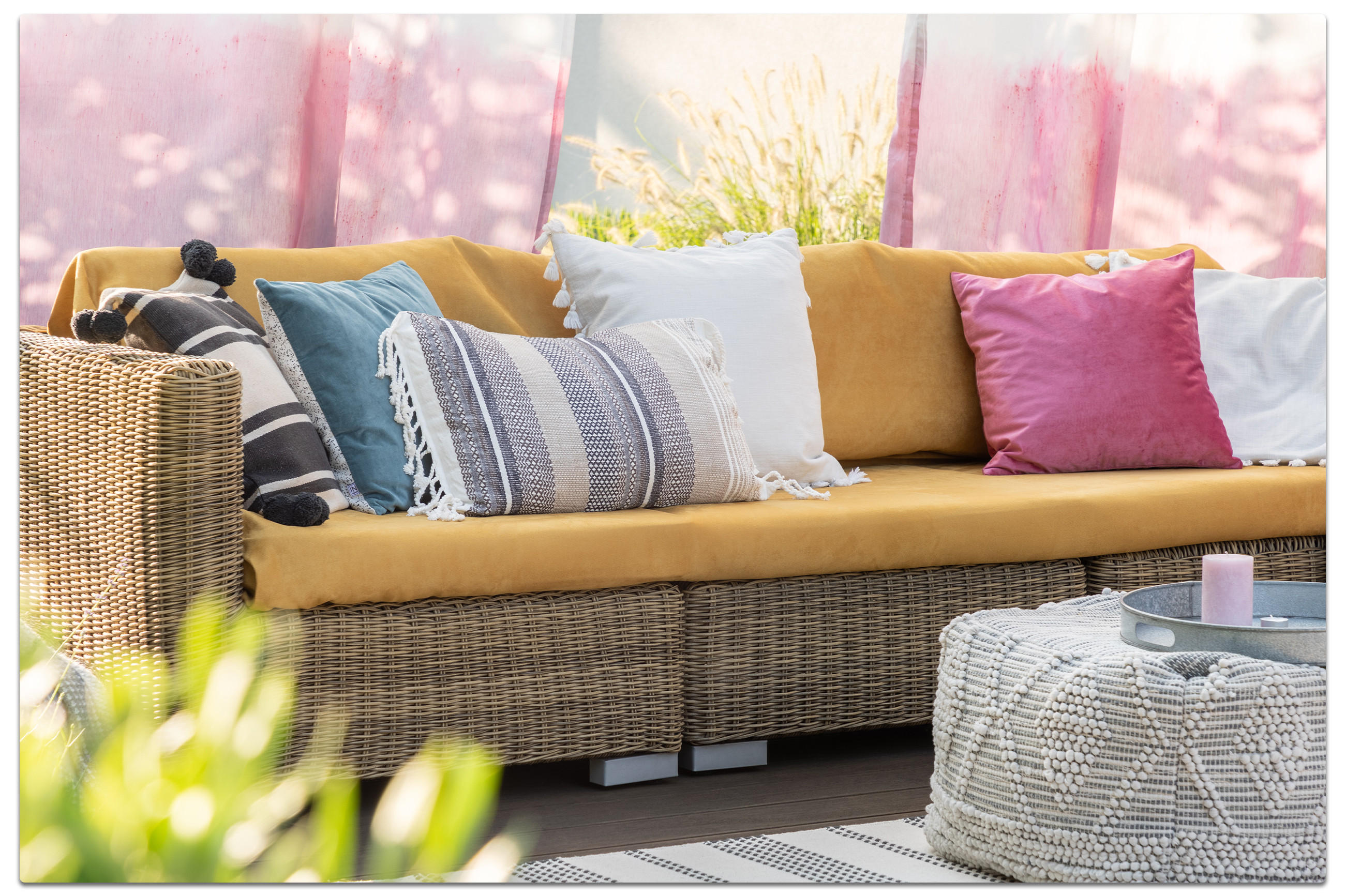 Gelbe Couch mit Kissen und einem weißen Tisch im Vordergrund.
