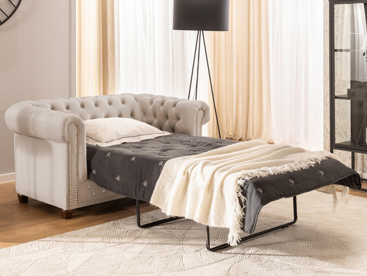 CHESTERFIELD-SOFA 2-Sitzer mit Schlaffunktion Cleo Blink Beige Samt mit Kristallsteppung und braunen Massivholzfüßen - Beige/Braun, Holz/Textil (148/72/86cm) - S-Style Möbel