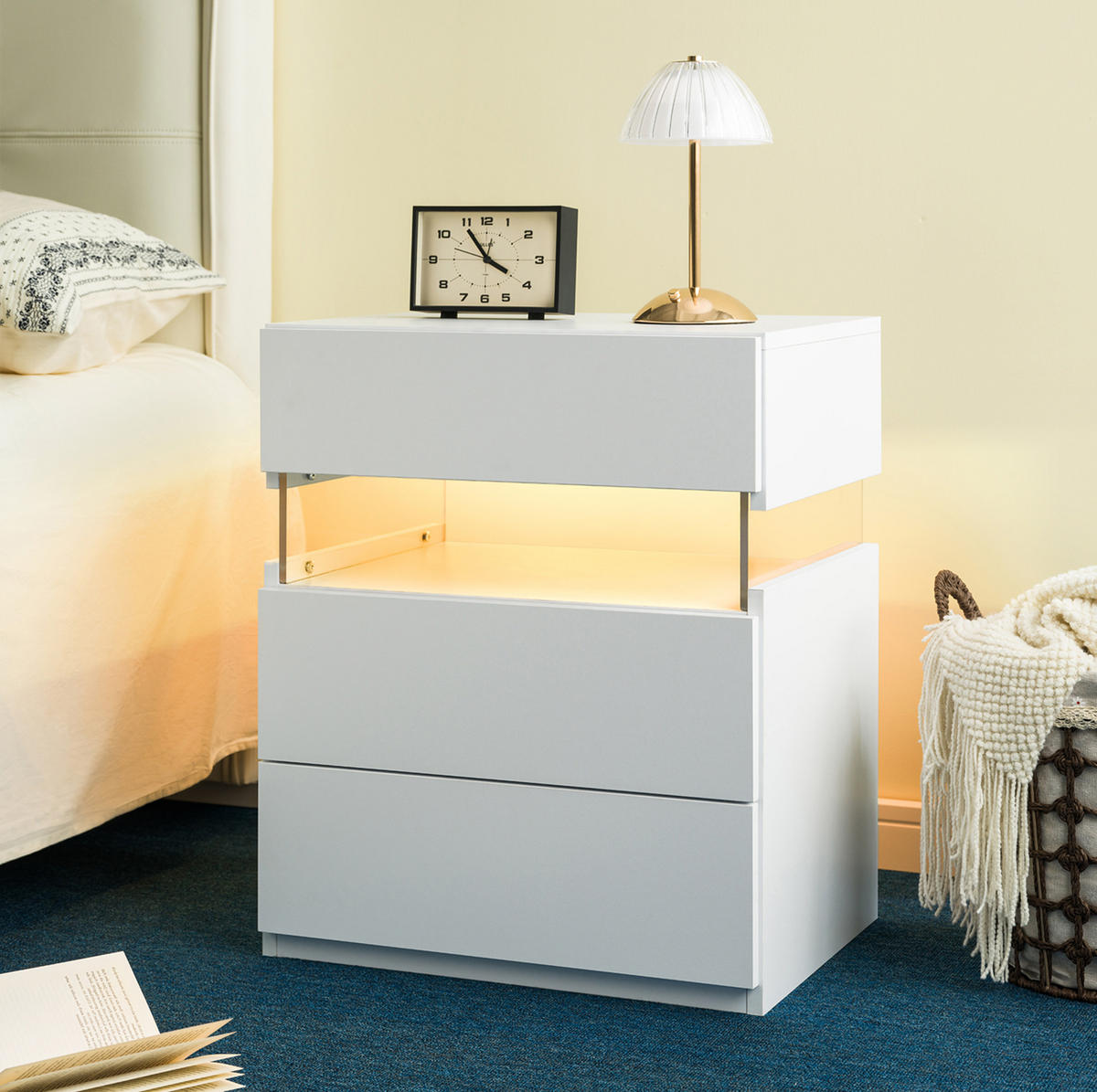 NACHTTISCH 48/38/61 cm mit LED-Beleuchtung in Weiß – 3 Schubladen & moderne Optik - Weiß, Holzwerkstoff (38/61/48cm) - BEAOK