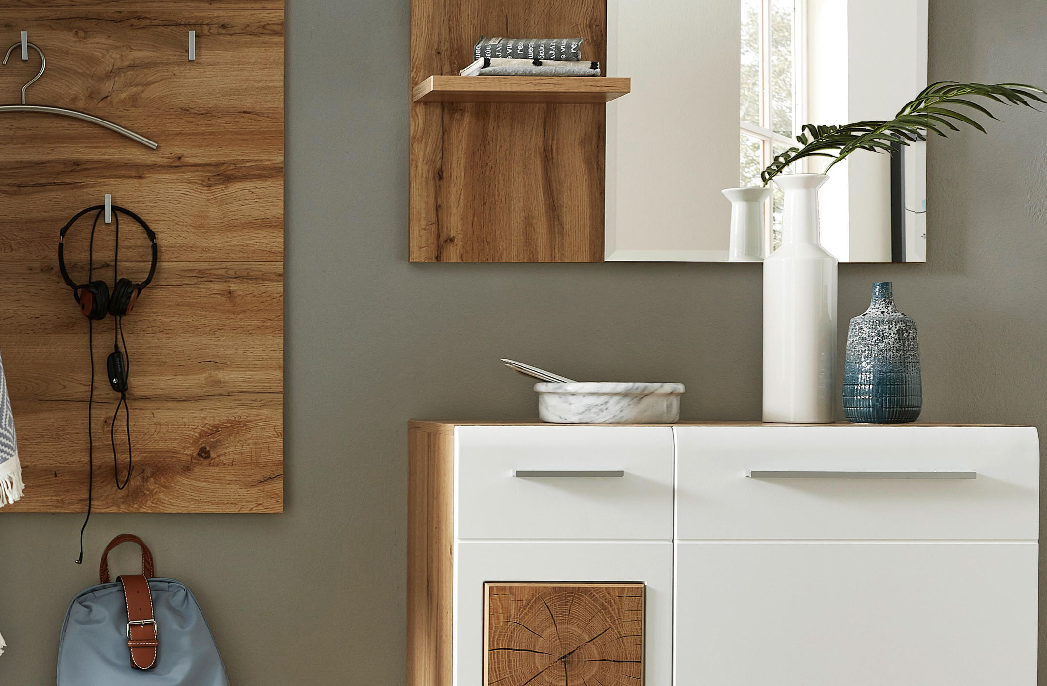 Predsieňová zostava - vešiaková stena, zrkadlo, komoda