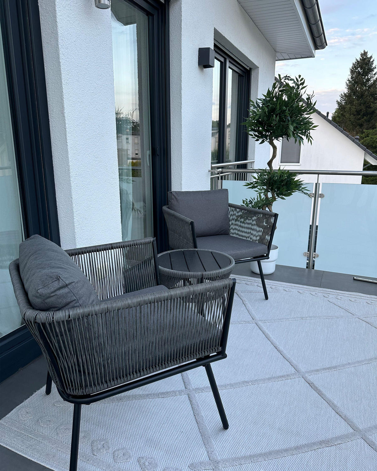 SET DE BALCON cu 2 locuri ratan gri deschis perne gri Gargano - negru/gri, material plastic/material textil - Beliani