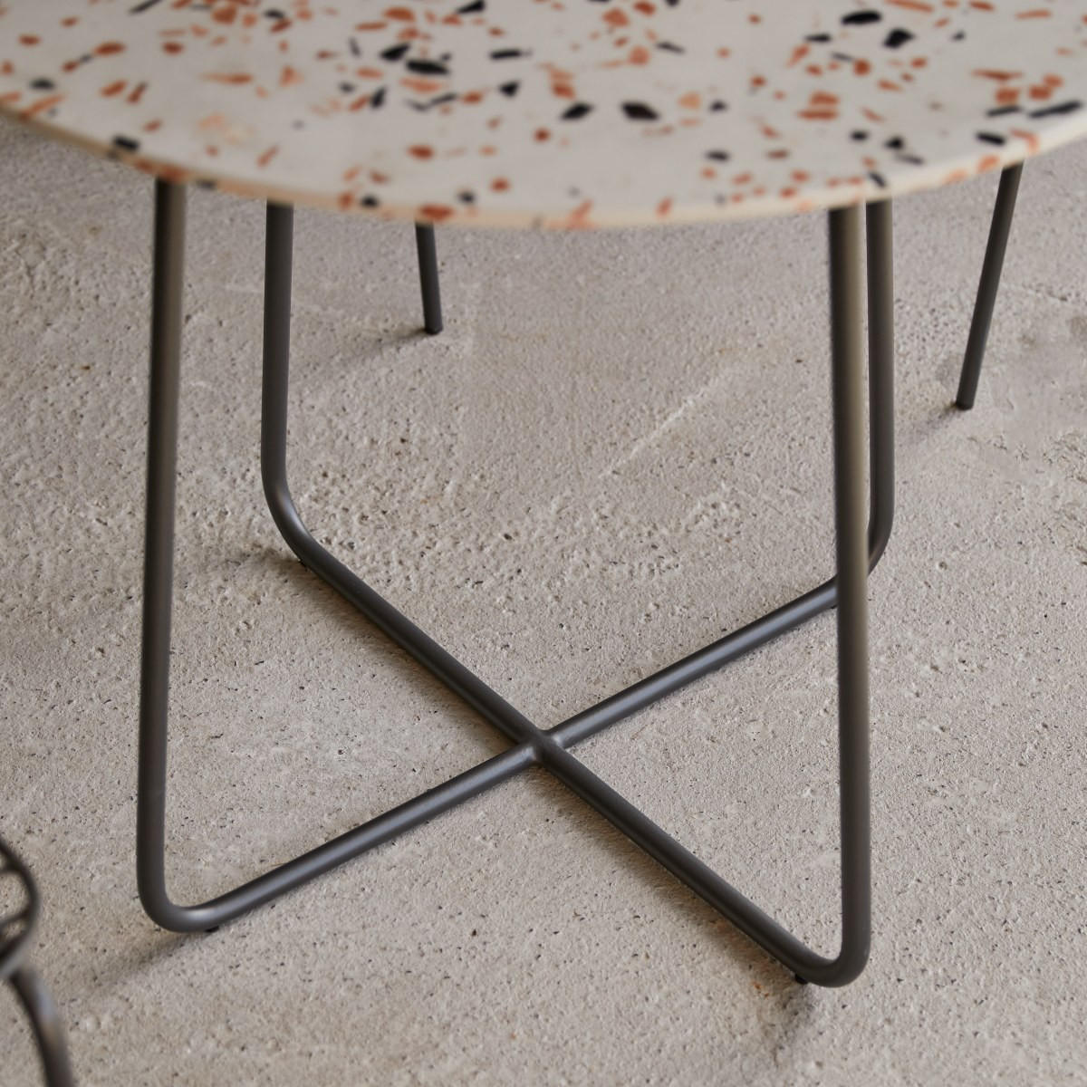 TISCH Elio Braun aus Premium-Terrazzo - Braun, Stein (90/90/77cm) - Tikamoon