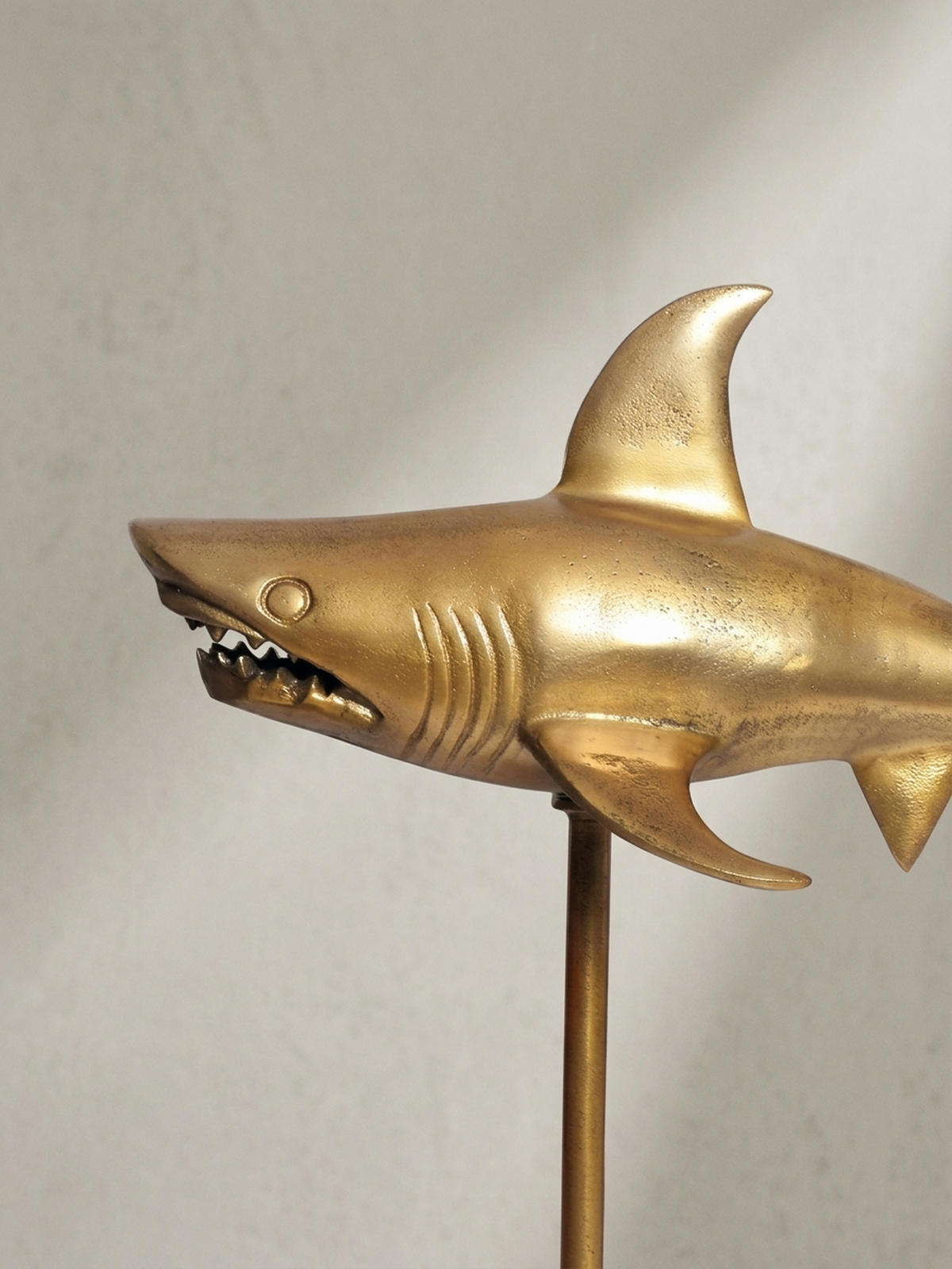 DEKOFIGUR Hai Aluminium 70 cm mit Sockel im maritimen Stil, Gold 70x27x49 cm - Goldfarben, Metall (70/49/27cm) - KADIMA DESIGN