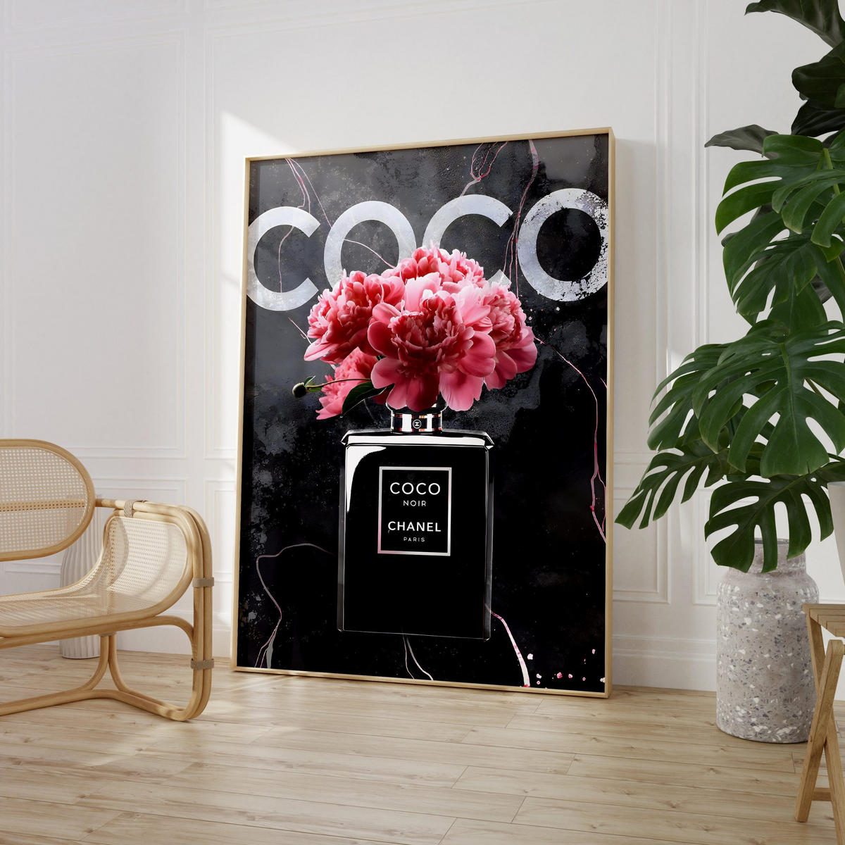 POSTER Coco Noir – Elegantes Parfüm-Flakon mit Pfingstrosen - ohne Rahmen - Schwarz/Rosa, Naturmaterialien (50/70/0.1cm) - Justgoodmood