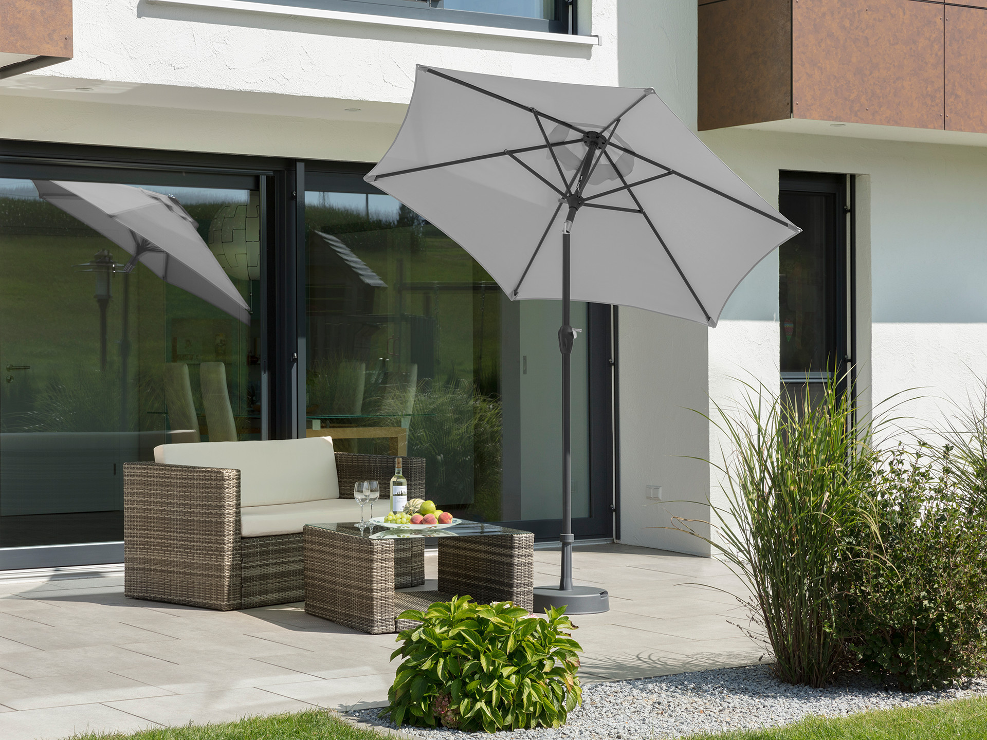 Zatienenie terasy, sivý slnečník na terasu