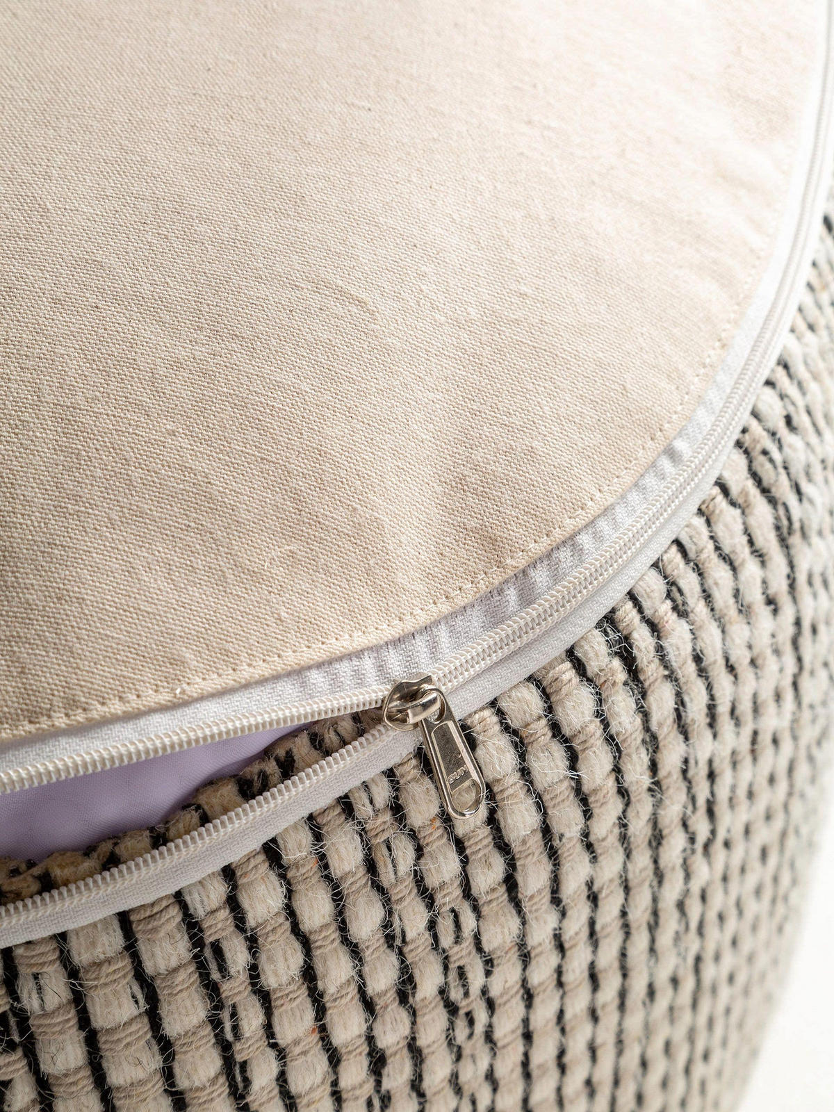WOLL-POUF handgefertigt Rocco Beige/Schwarz 55x55x30 cm - Beige, Textil (55/30/55cm) - benuta Pure