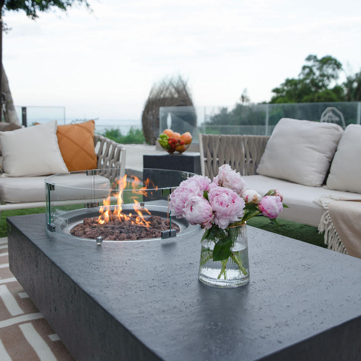 FEUERTISCH Metropolis Gasfeuerstelle aus GF-Beton - 4-tlg. Set inkl. Glasumrandung, Brennerabdeckung und Gasflaschen-Abdeckung - Dunkelgrau, Naturmaterialien (81/35/142cm) - Elementi