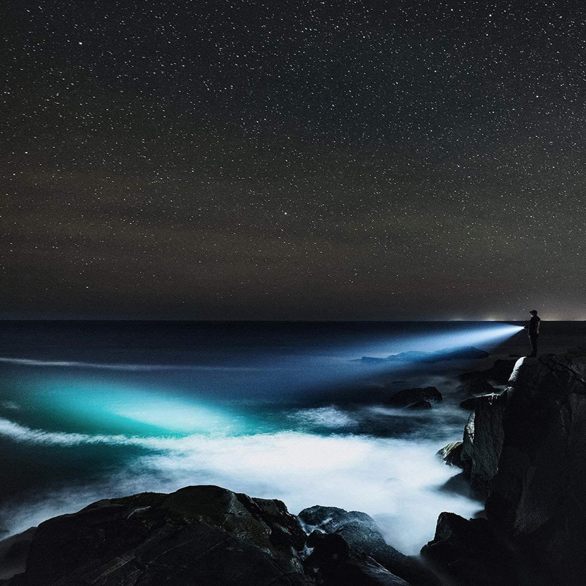 TASCHENLAMPE Grau LED 750 Lumen Akku 3 Modi 450 m Reichweite - Schwarz/Orange, Kunststoff (16.5/9.5/15cm) - Black & Decker