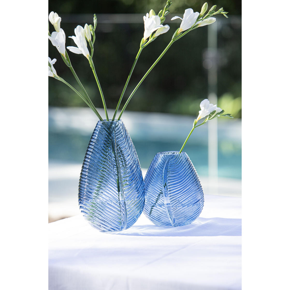 GLASVASE Chelsea mit Blattdesign - Blau, Glas (22.5cm) - Ladelle