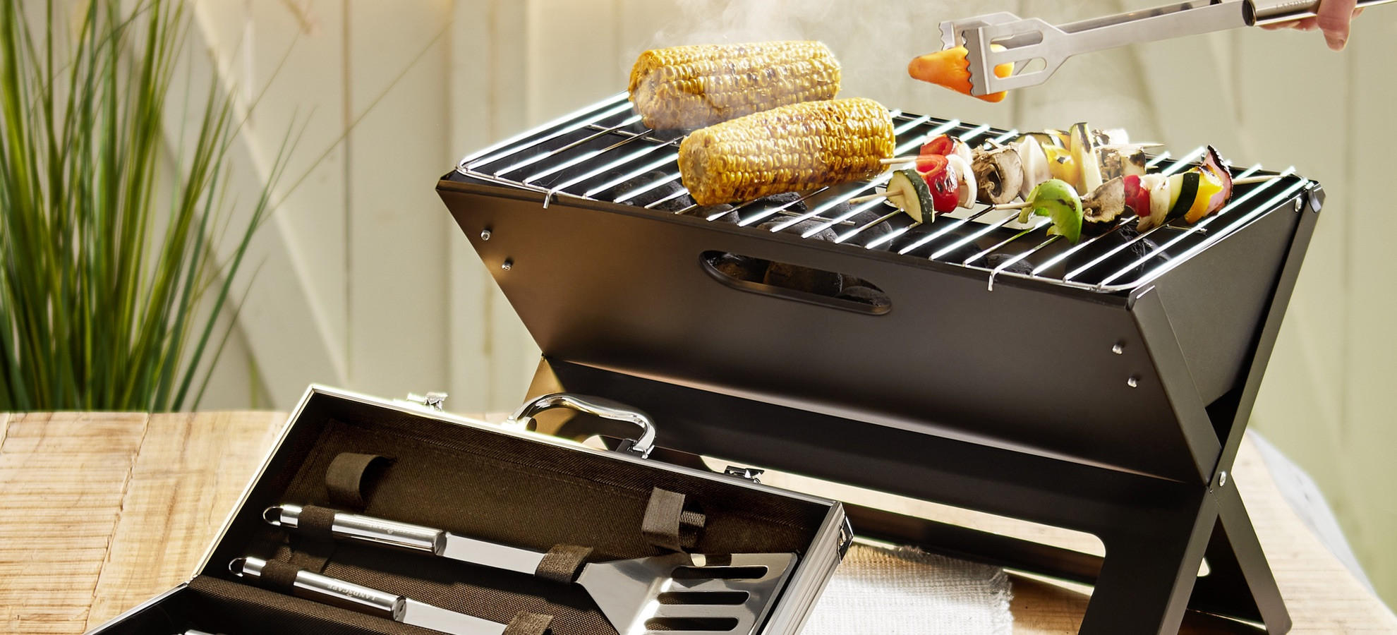 kleiner Grill mit Gemüse und Grillzange