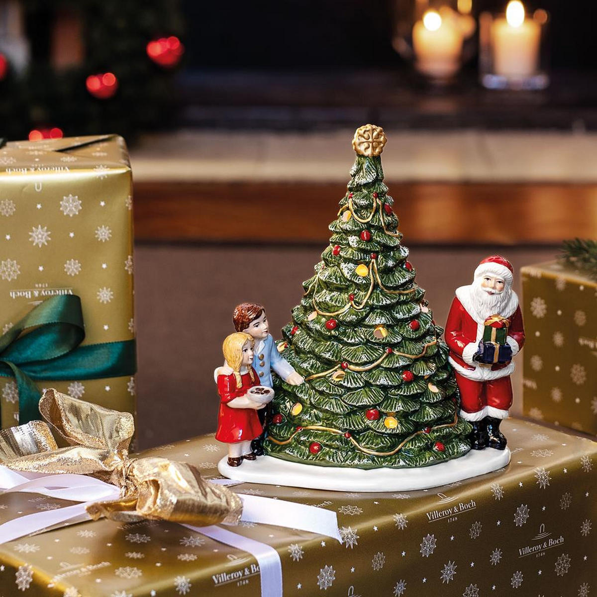 DEKOFIGUR SANTA AM BAUM Christmas Toys bunt - Multicolor, Keramik (10/15/10cm) - Villeroy & Boch