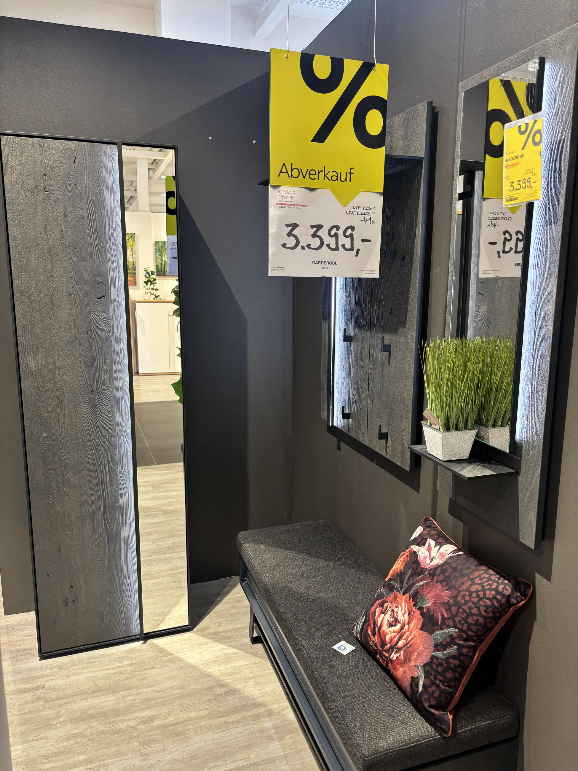 GARDEROBE LENYA - Johann Jakob