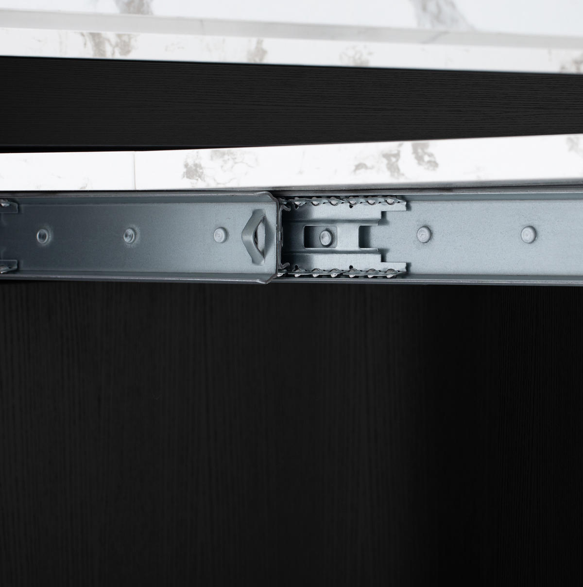 KUCHYŇSKÝ ostrov z MDF a skla 146x83x96 cm černý s rozkládací deskou, zásuvkou, policemi a vestavěnými zásuvkami - černá, kompozitní dřevo (146.5/96/83cm) - Modfu