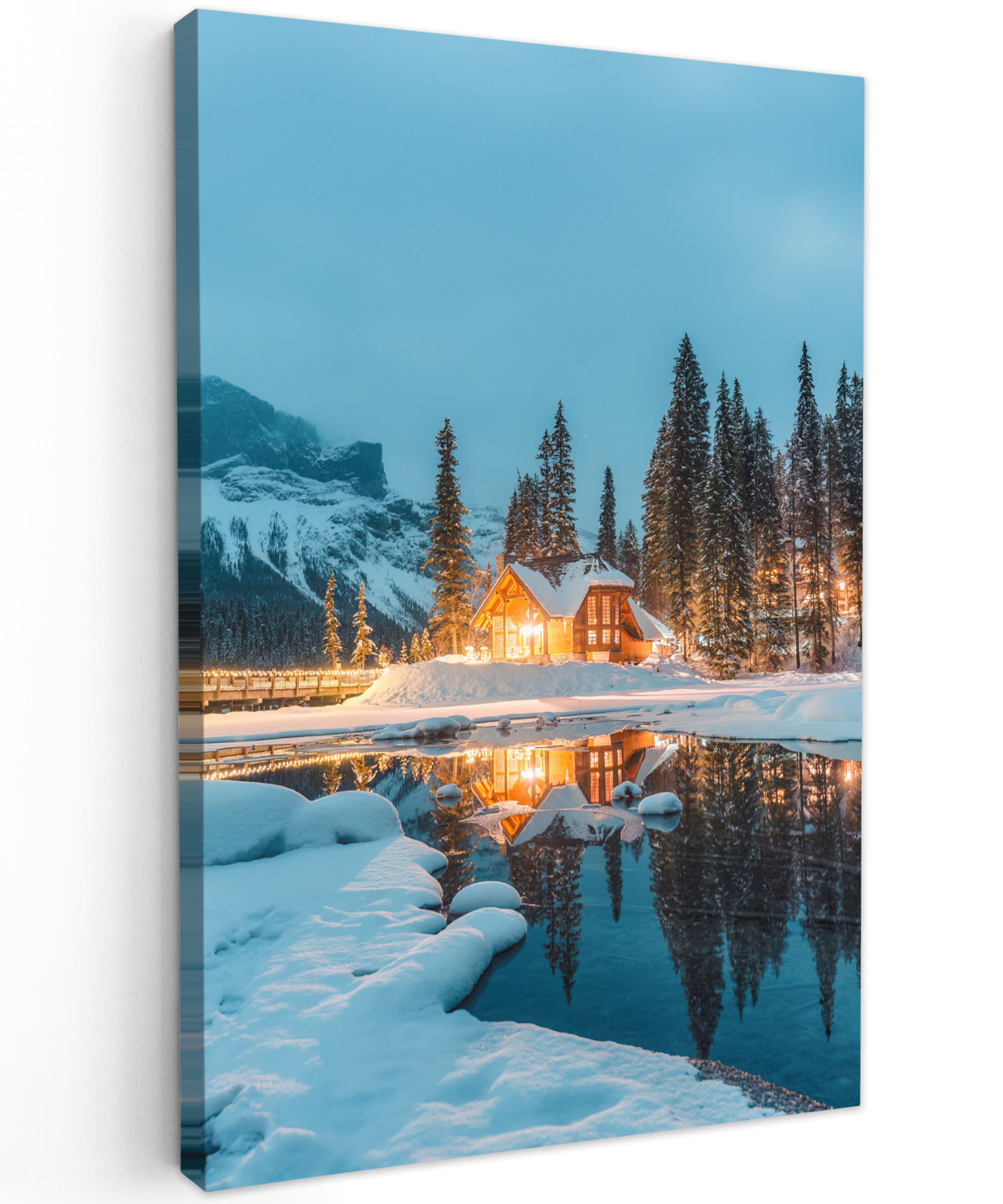 LEINWANDBILD Winterlandschaft - Natur - Haus - Berge - Schnee 80x120 cm - Hellblau, Textil (80/120cm) - MuchoWow