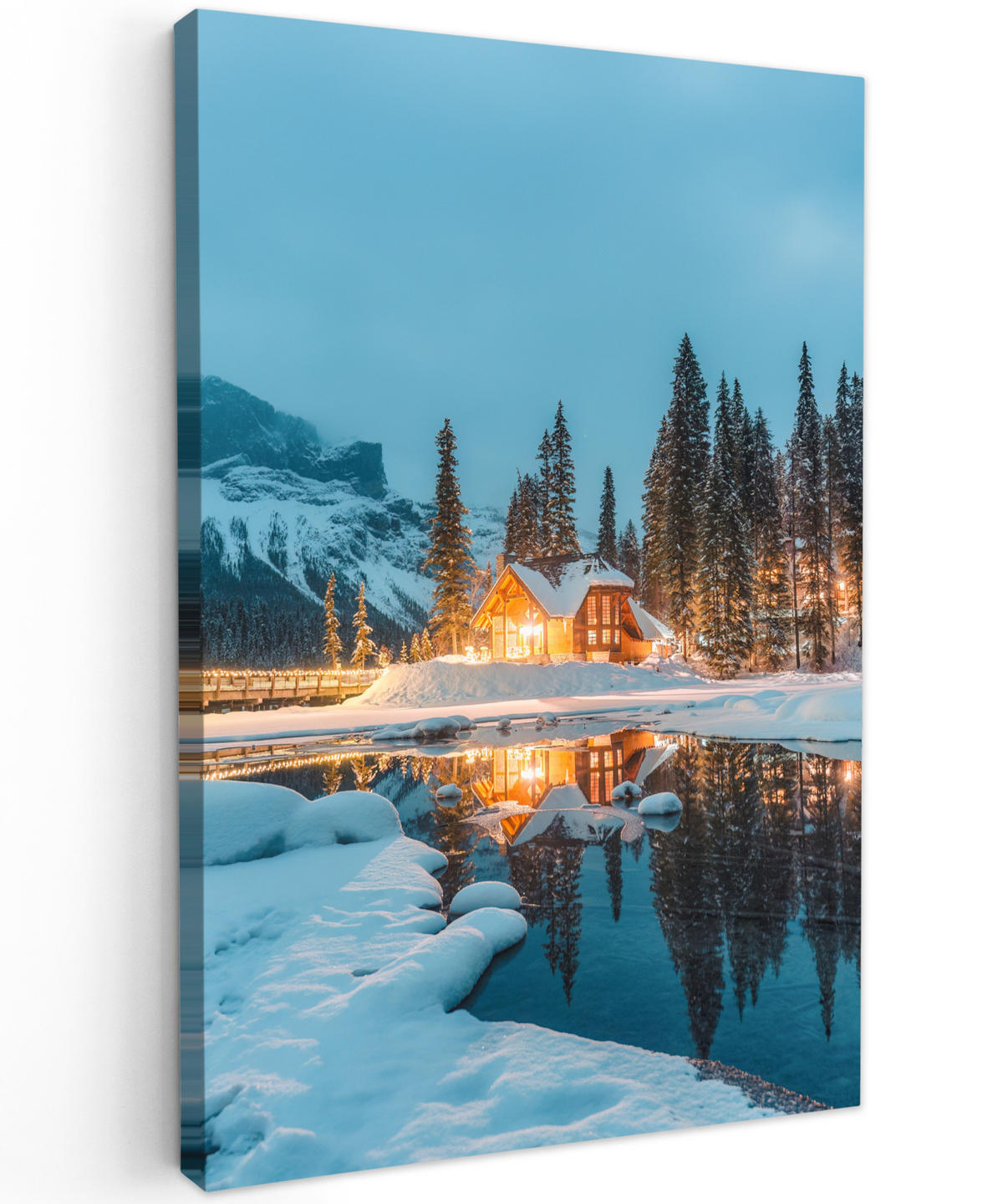 LEINWANDBILD Winterlandschaft - Natur - Haus - Berge - Schnee 80x120 cm - Hellblau, Textil (80/120cm) - MuchoWow