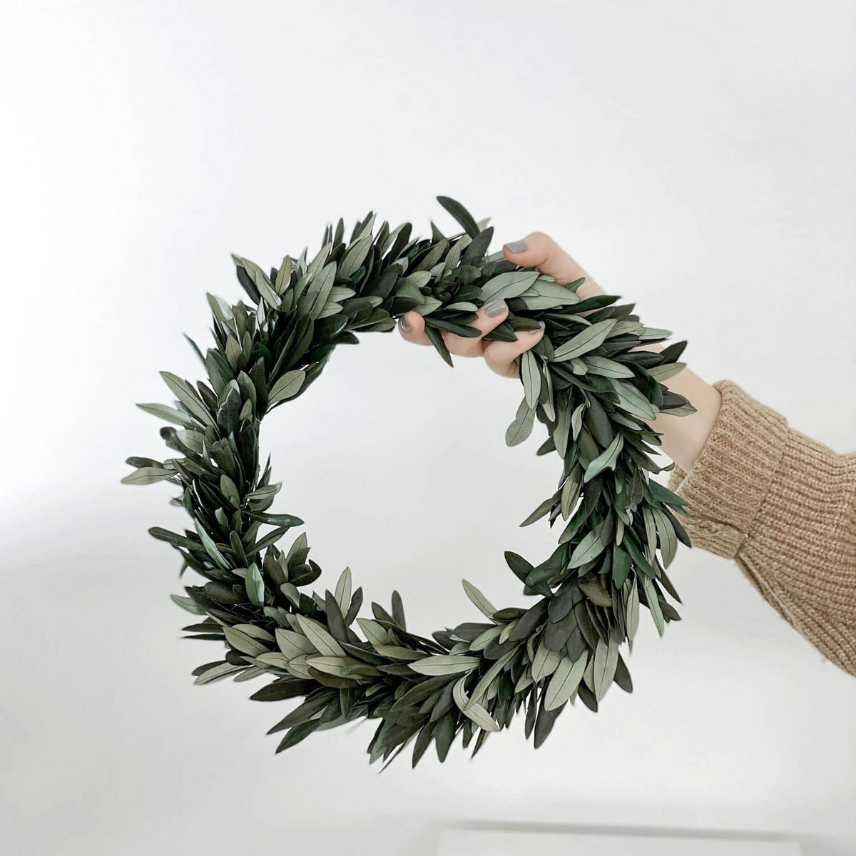KRANZ aus konservierte Olivenzweigen - bis zu drei Bund in einem wundervollen Kranz - halb gebunden / grün / 30 cm - Grün, Naturmaterialien (30cm) - Lykke & You