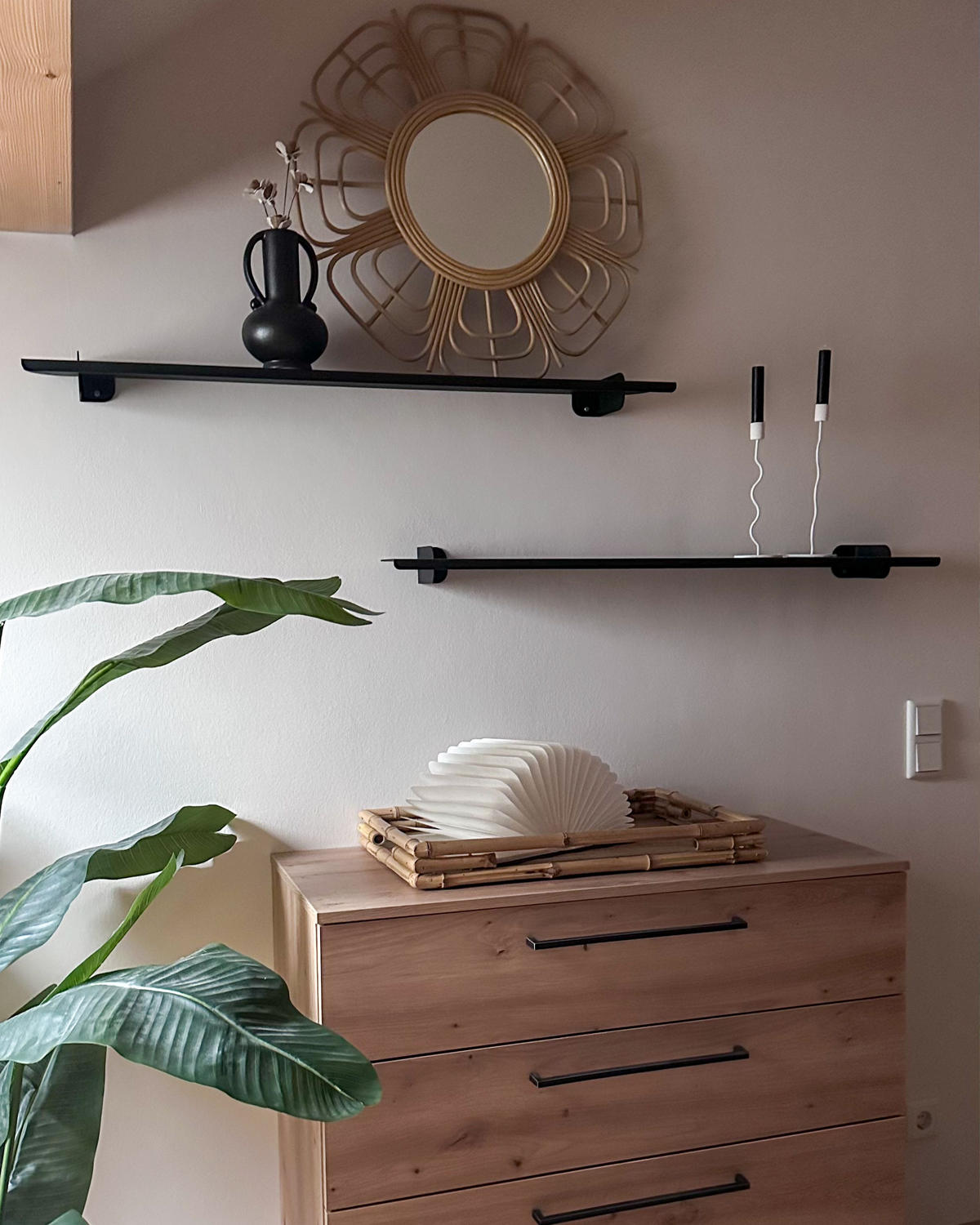 OGLINDĂ DE PERETE ratan naturală în formă de soare 60 cm Pasaku - bej/culoare naturală, materiale naturale (60/60/1cm) - Beliani