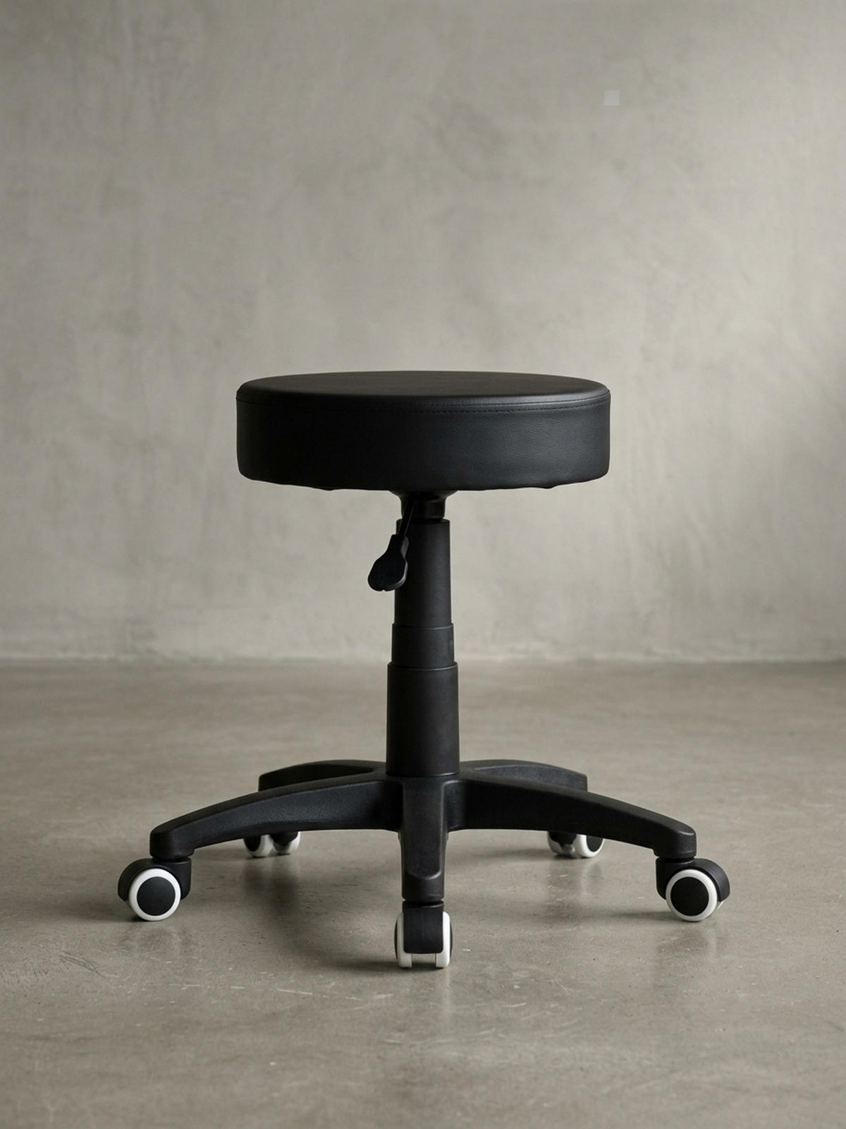 ARBEITSHOCKER Lederoptik 360° drehbar, höhenverstellbar, stabil, Schwarz 50x50x55 cm - Schwarz, Kunststoff/Textil (50/55/50cm) - KADIMA DESIGN