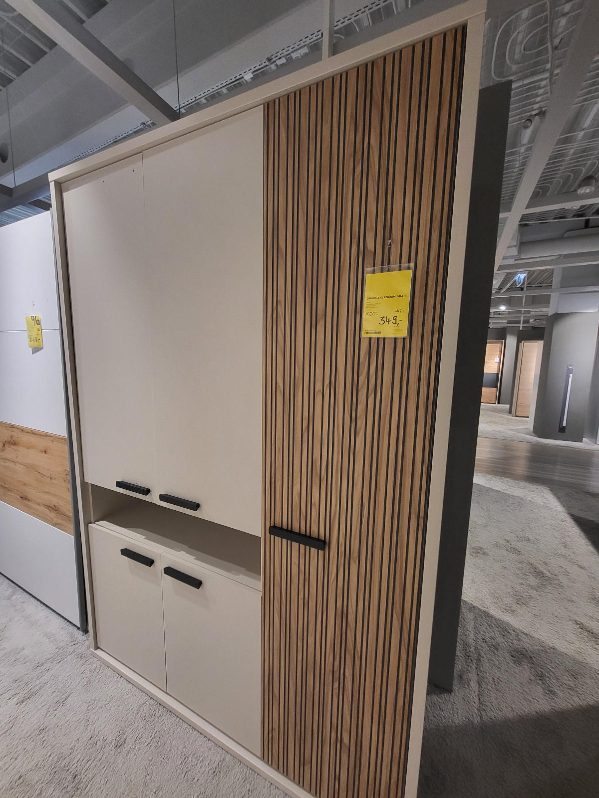 Omara s klasičnimi vrati BRAVO bež, hrast - razstavni eksponat - Xora