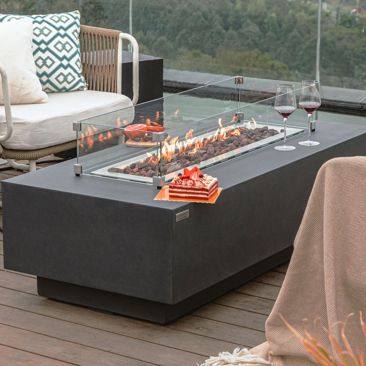 FEUERTISCH Granville Gasfeuerstelle aus GF-Beton - 4-tlg. Set inkl. Glasumrandung, Brennerabdeckung und Gasflaschen-Abdeckung - Dunkelgrau, Naturmaterialien (70/43/152cm) - Elementi