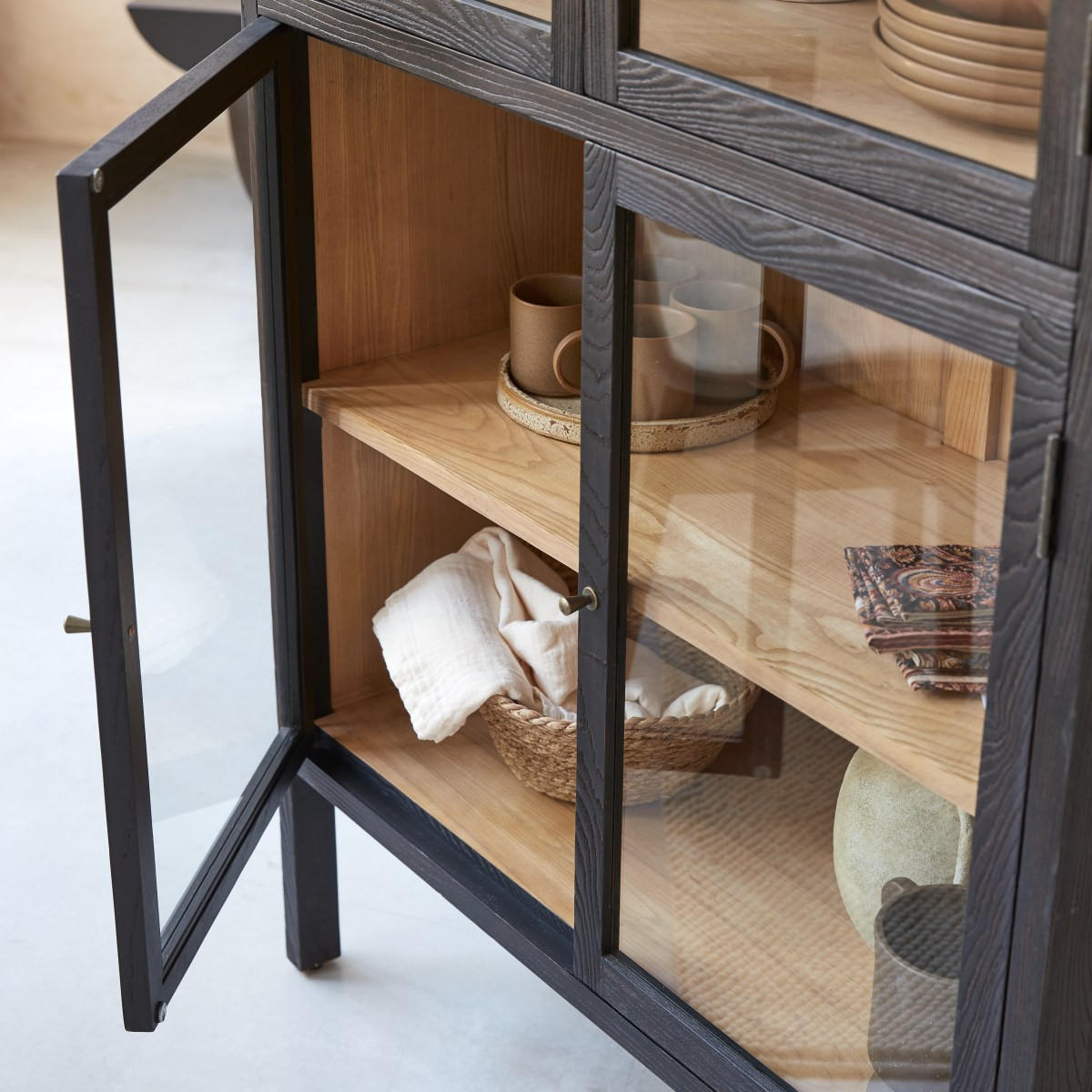 GESCHIRRSCHRANK Carmen Schwarz aus Eschenholz - Schwarz, Holz (100/180/45cm) - Tikamoon