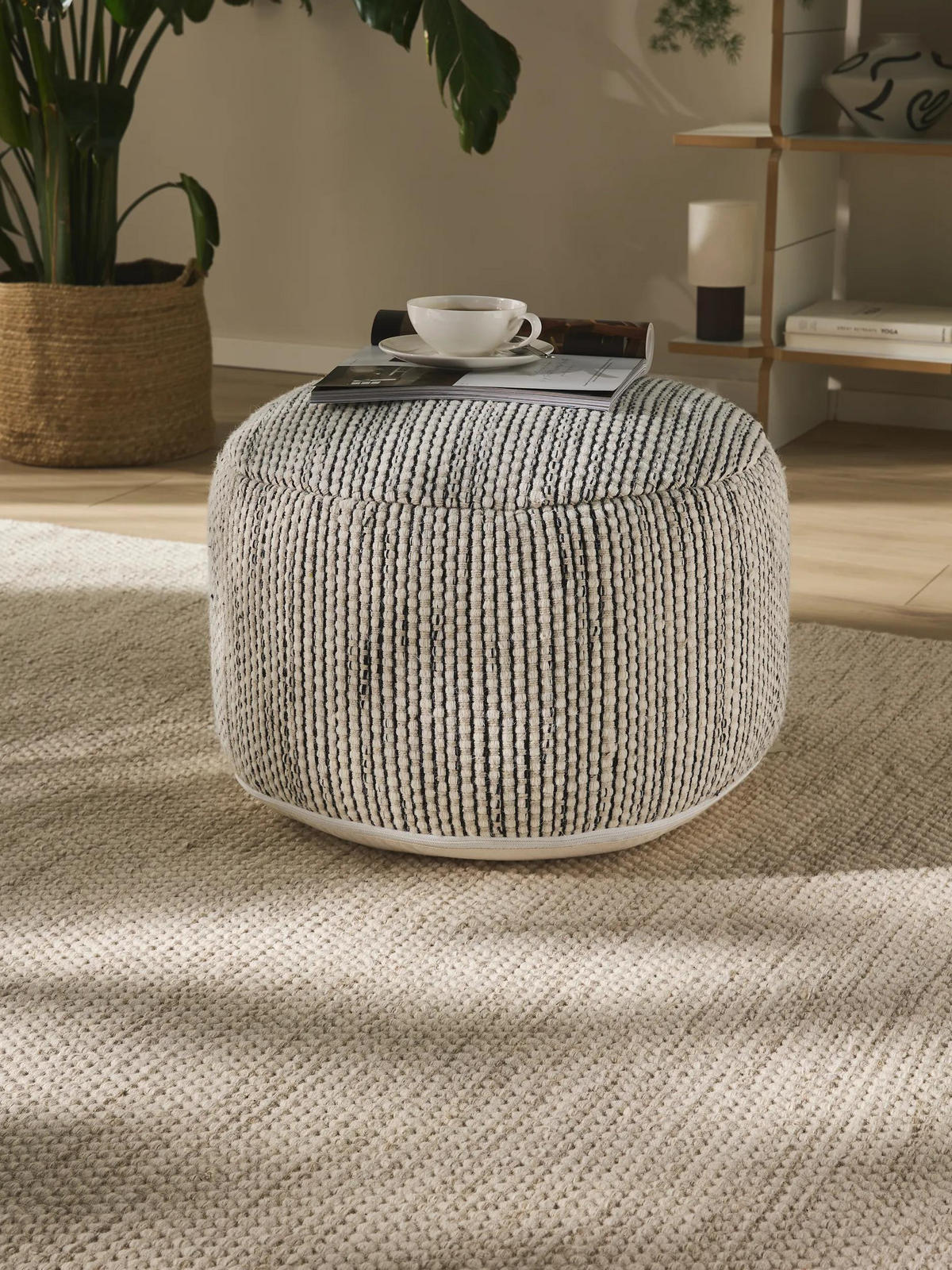 ROČNO izdelan volnen puf Rocco bež/črn 55x55x30 cm - bež, tekstil (55/30/55cm) - benuta Pure