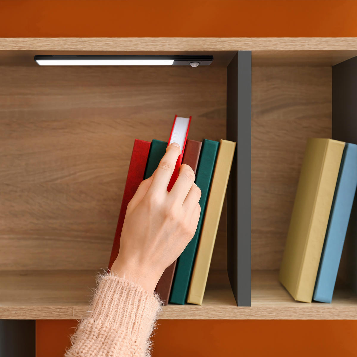 LED-WANDLEUCHTE Kaus Black, USB wiederaufladbar, mit Bewegungssensor, L400mm, Kunststoff und Aluminium, Schwarzer Metallic-Lack - Schwarz, Kunststoff (4.1/2/40cm) - EMUCA