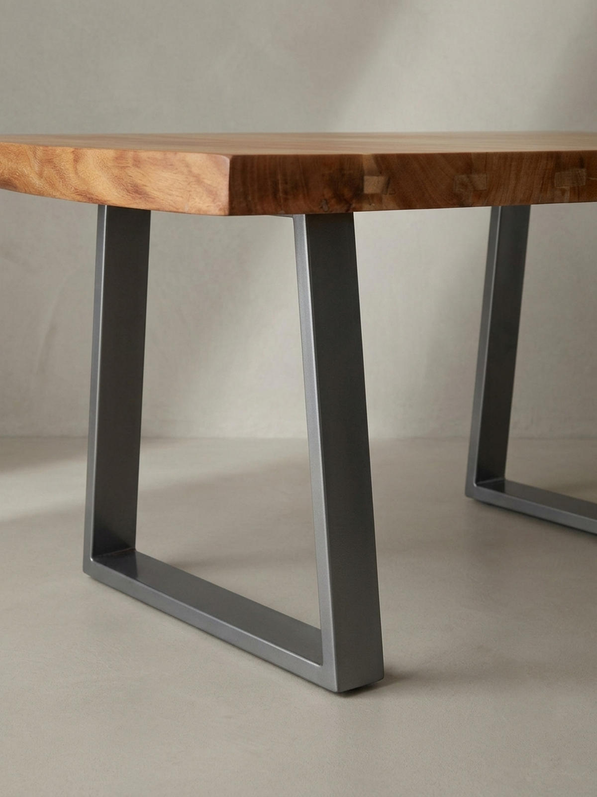 COUCHTISCH aus Akazie Massivholz mit Metall-Trapezbeinen und Baumkante im Design-Stil, Akazie-Silber 120x60x46 cm - Silberfarben/Akaziefarben, Holz/Metall (60/120/46cm) - KADIMA DESIGN