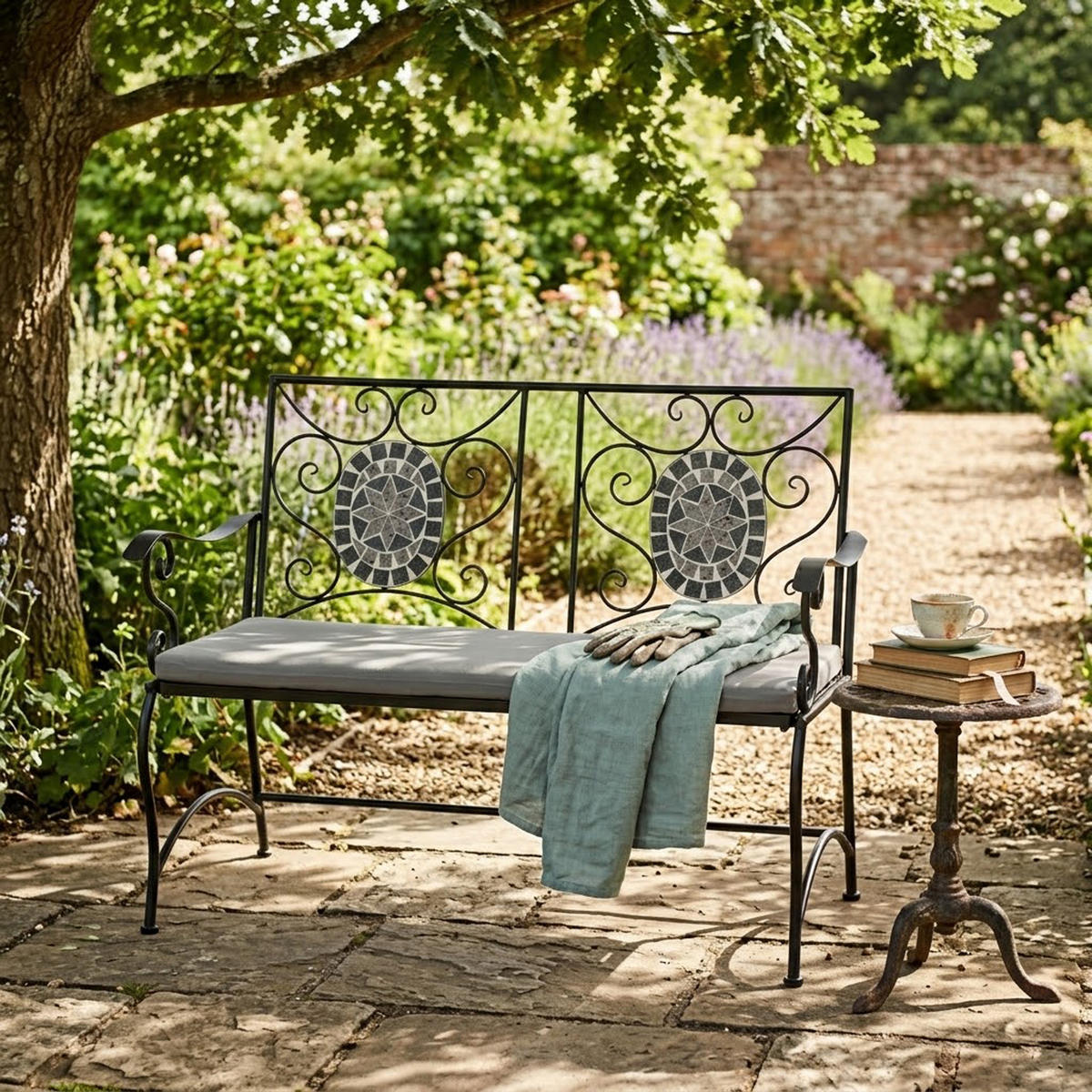 GARTENBANK Derby - 2-er-Sitzbank aus schwarz pulverbeschichtetem Eisen - Sitzfläche Kreuzmuster und Rückenfläche mit Mosaik - Schwarz, Metall (116/90/56cm) - TPFGarden