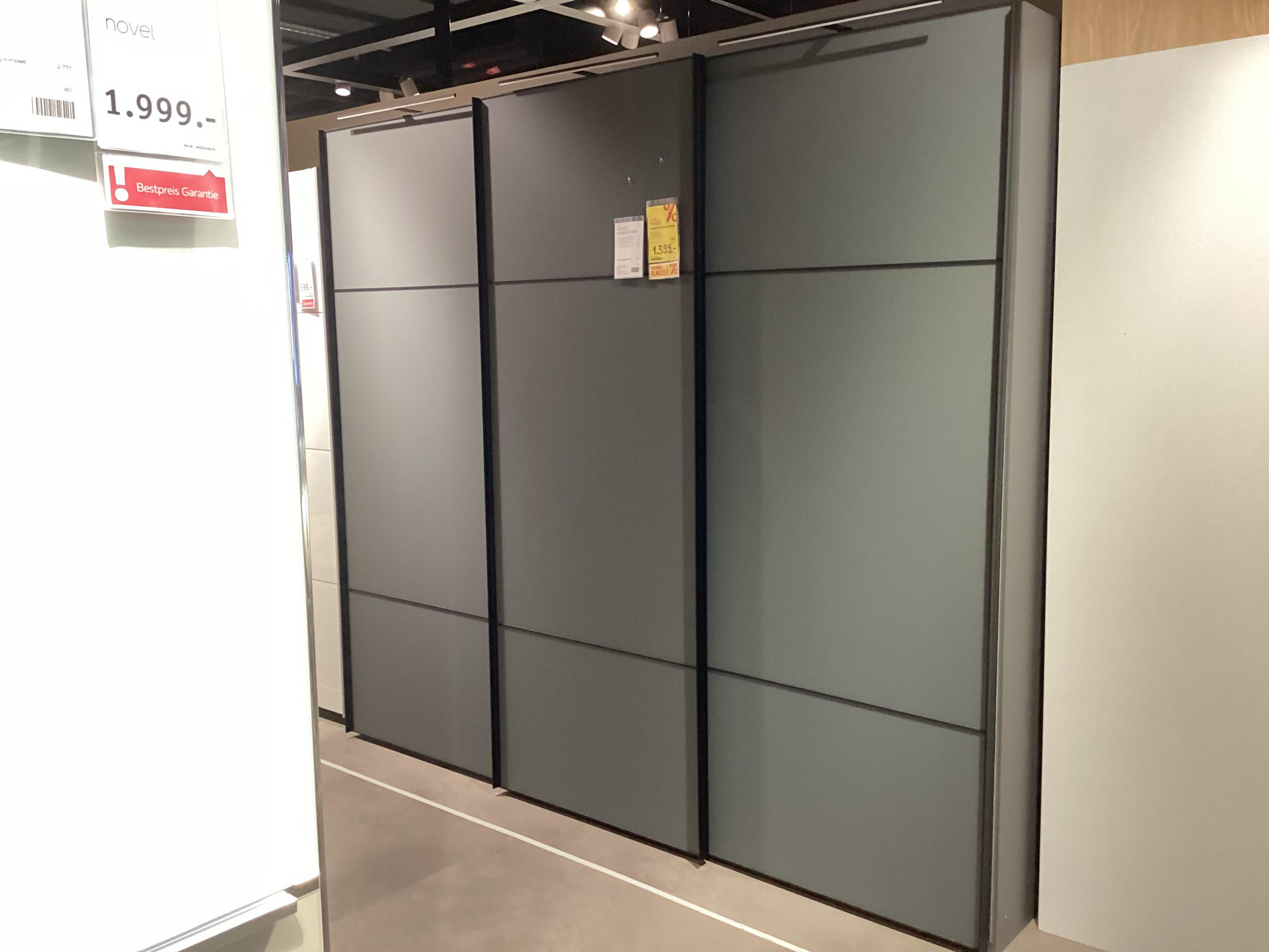 SCHWEBETÜRENSCHRANK TAVIDO