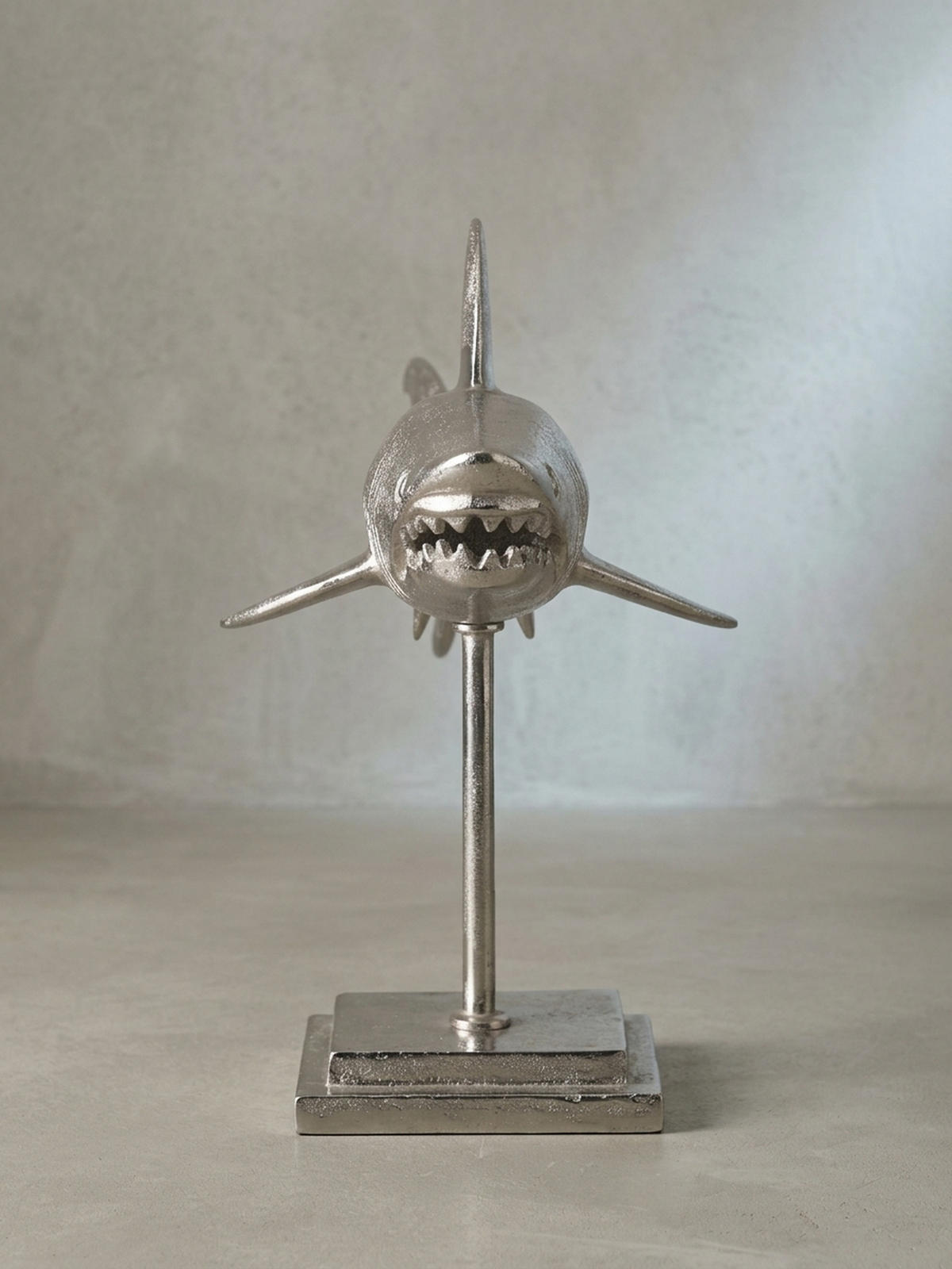 DEKOFIGUR Hai Aluminium 70 cm mit Sockel im maritimen Stil, Silbern 70x27x49 cm - Silberfarben, Metall (70/49/27cm) - KADIMA DESIGN