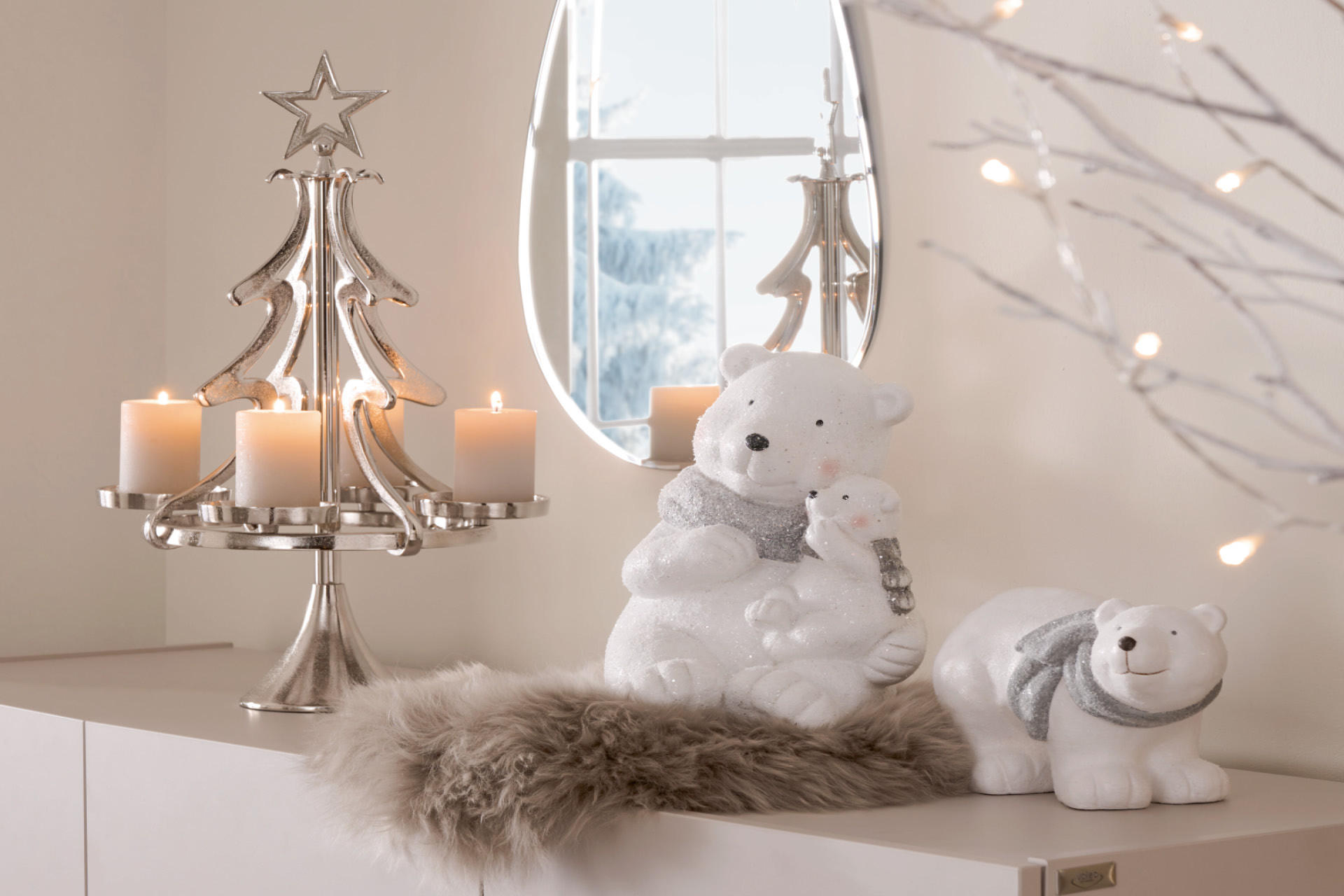 Weiße Kommode mit silbernem Spiegel und Deko; braunes Fell mit kleinen Dekobären
