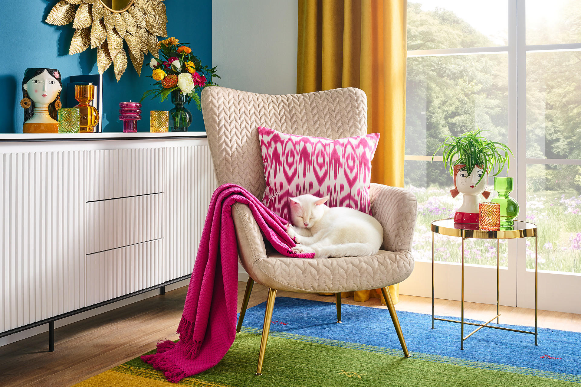 Béžové křeslo na zlatých nohách, barevné doplňky