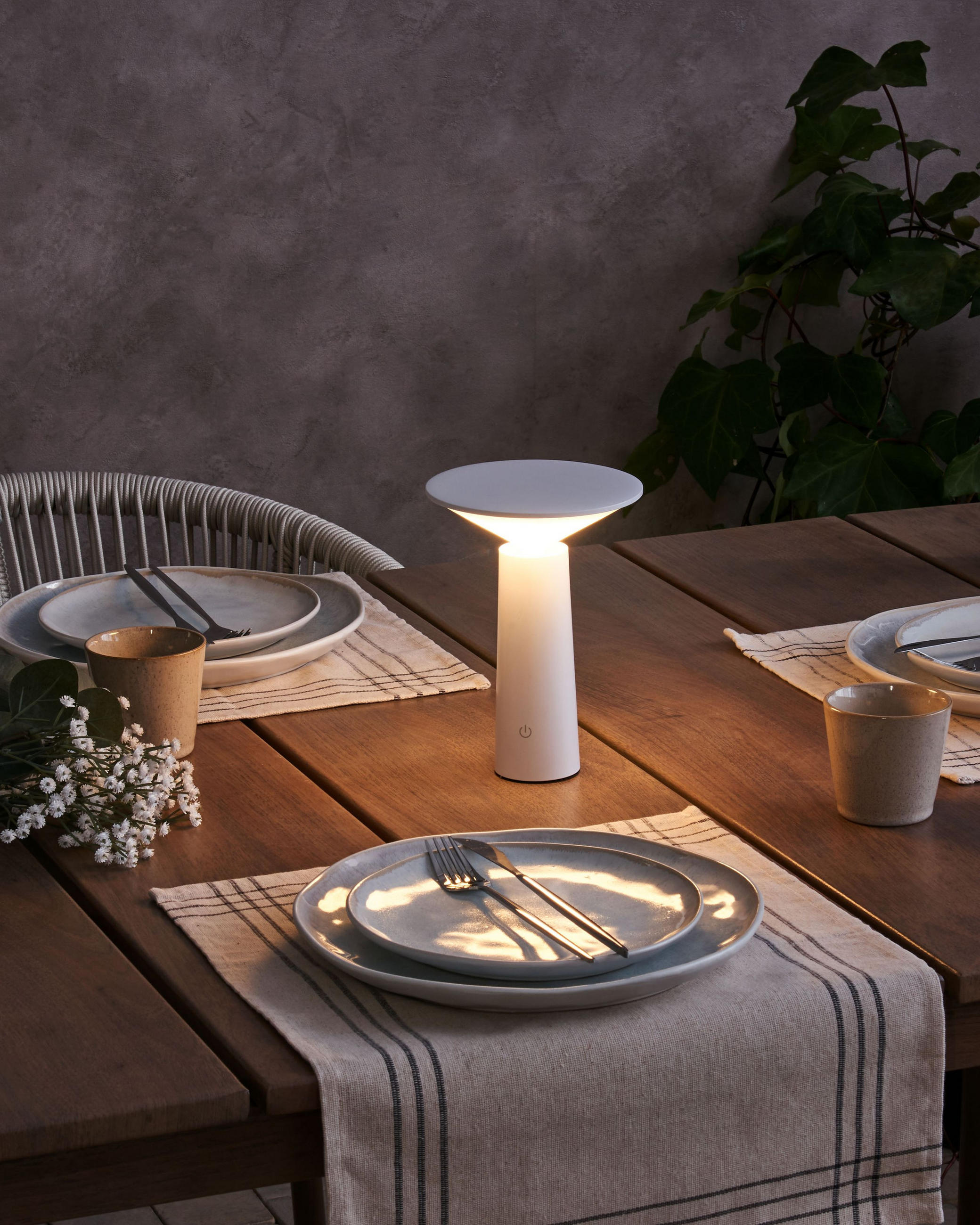 LED-TISCHLEUCHTE Weiß Levira - Weiß, Metall (14/14/19cm) - Beliani