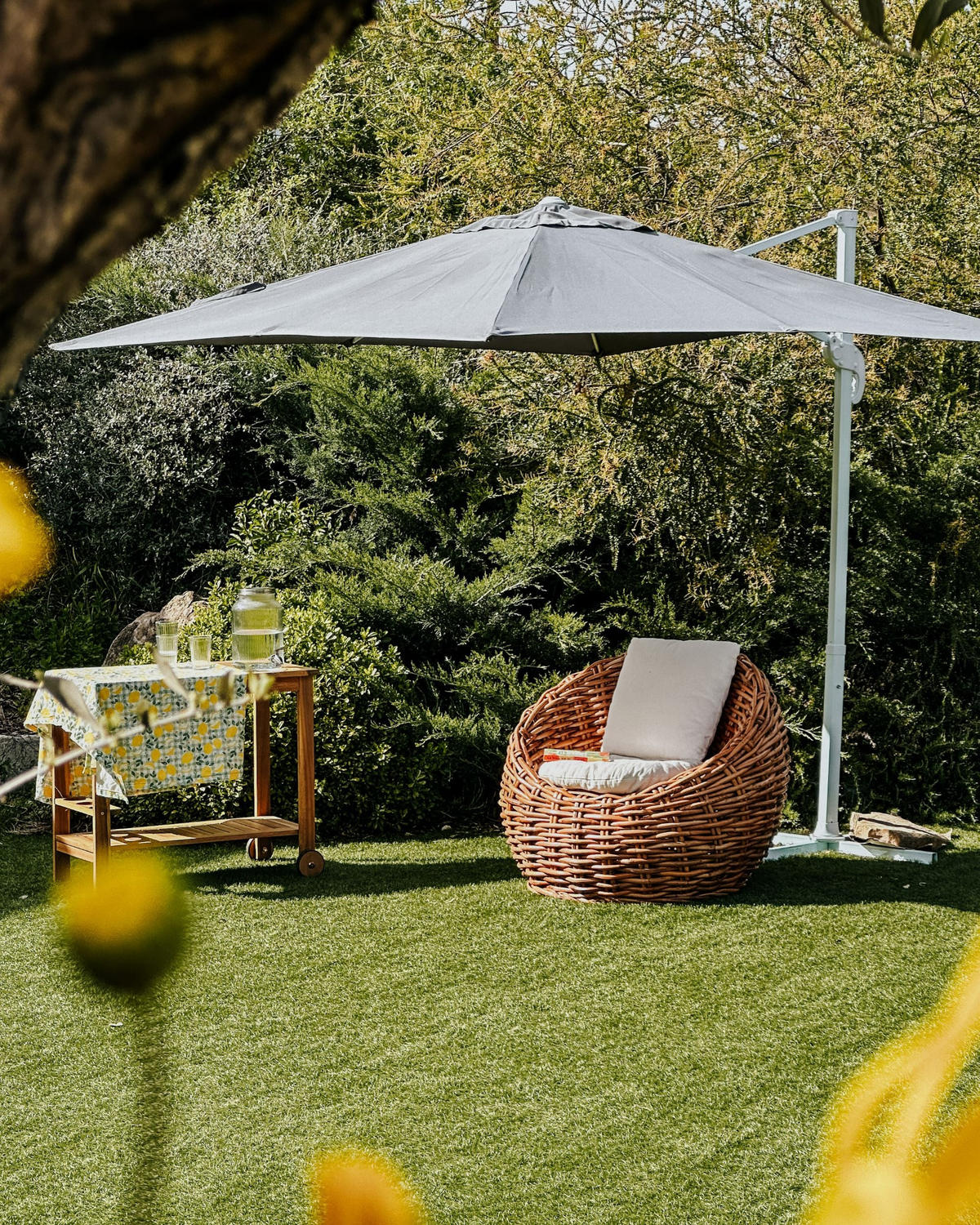 VÝKYVNÝ SLUNEČNÍK tmavě šedý/bílý 250/250/235 cm Monza - šedá/bílá, textil (250/250cm) - Beliani