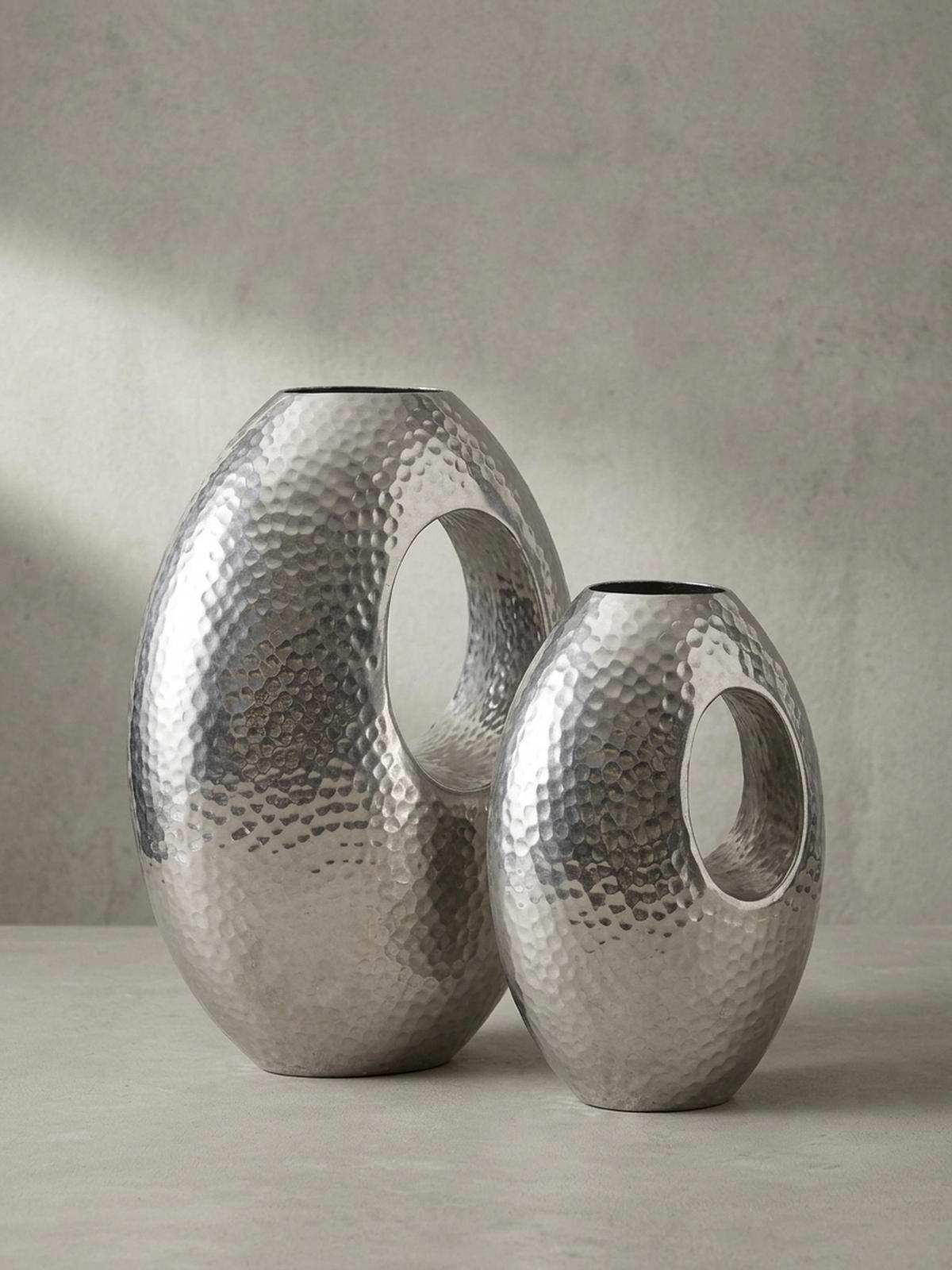 VASE 2er Set Aluminium mit Tragegriff Hammerschlag Modern Handgefertigt, Silbern 29x17x39 cm - Silberfarben, Metall (39cm) - KADIMA DESIGN