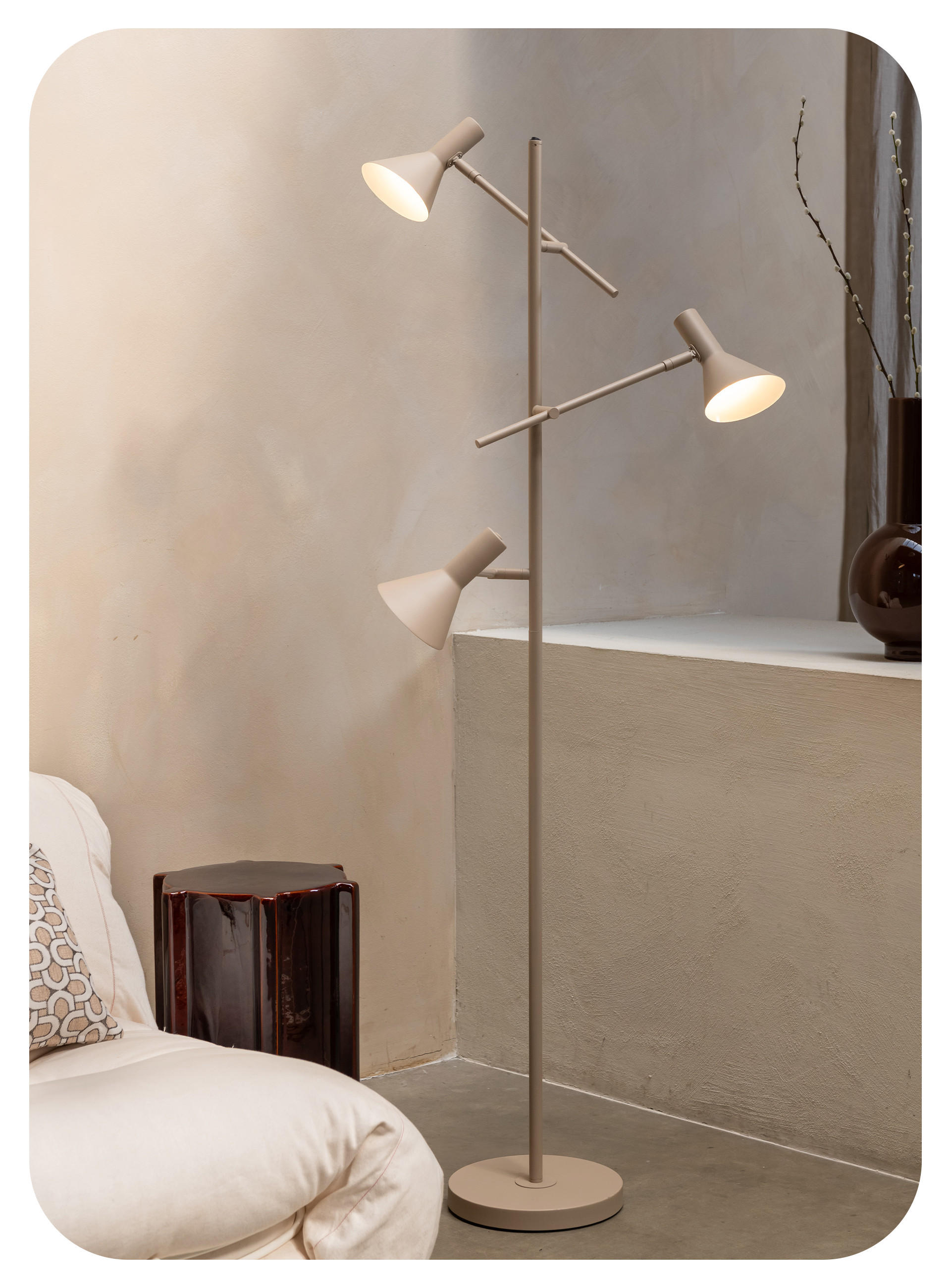 Biele, útulné kreslo s odkladacím stolíkom a stojacou lampou