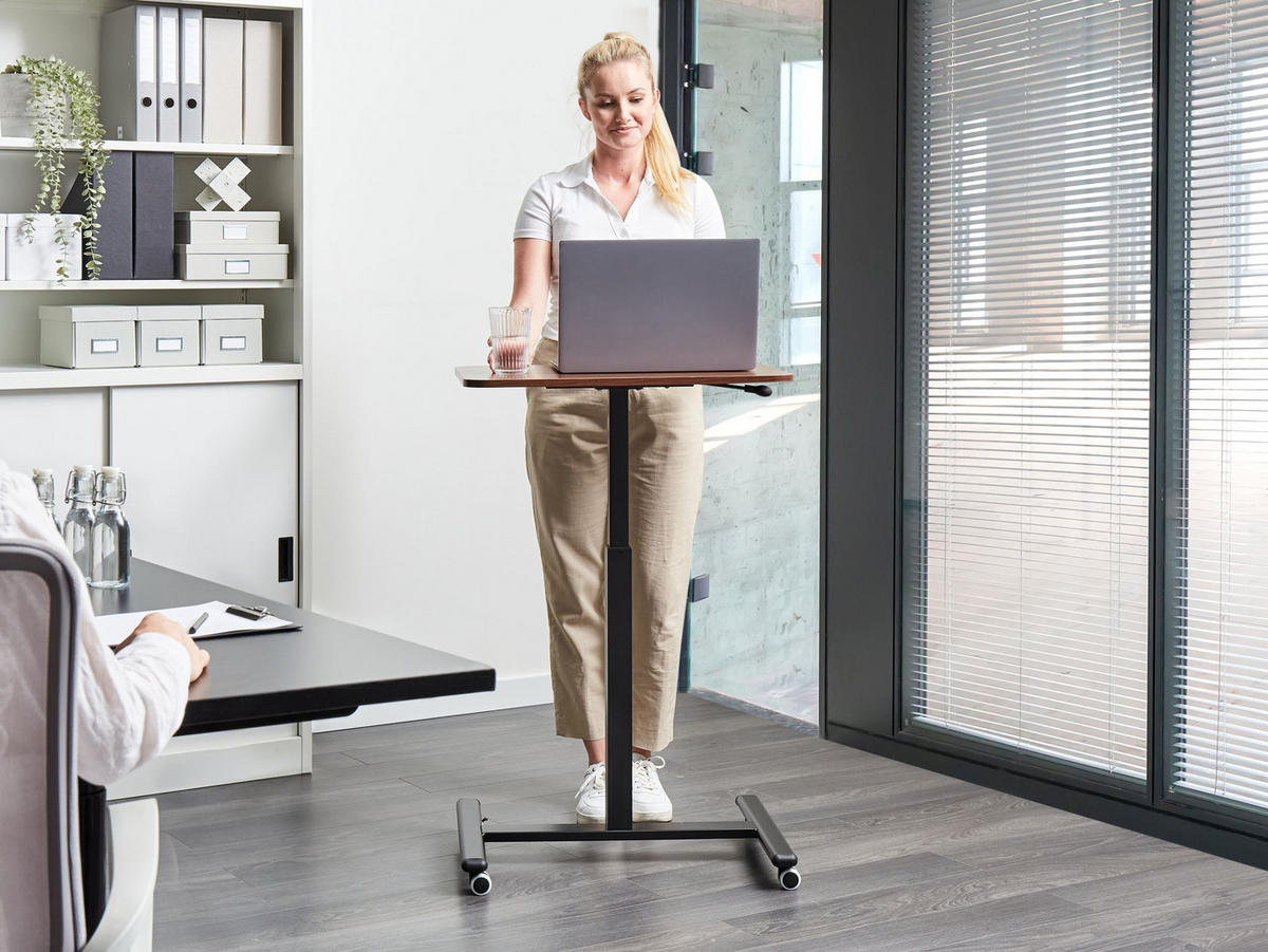LAPTOPTISCH manuell höhenverstellbar 65/48 cm mit Rädern Dunkelbraun Academia - Schwarz/Braun, Holzwerkstoff/Metall (48/65/73cm) - Beliani