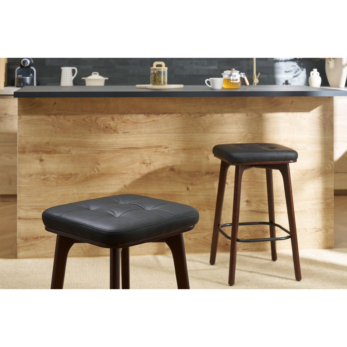 BARHOCKER Schwarz Dunkles Holz 65 cm 2er-Set GRAMMA - Walnussfarben, Holz (38/65.5/38cm) - Miliboo