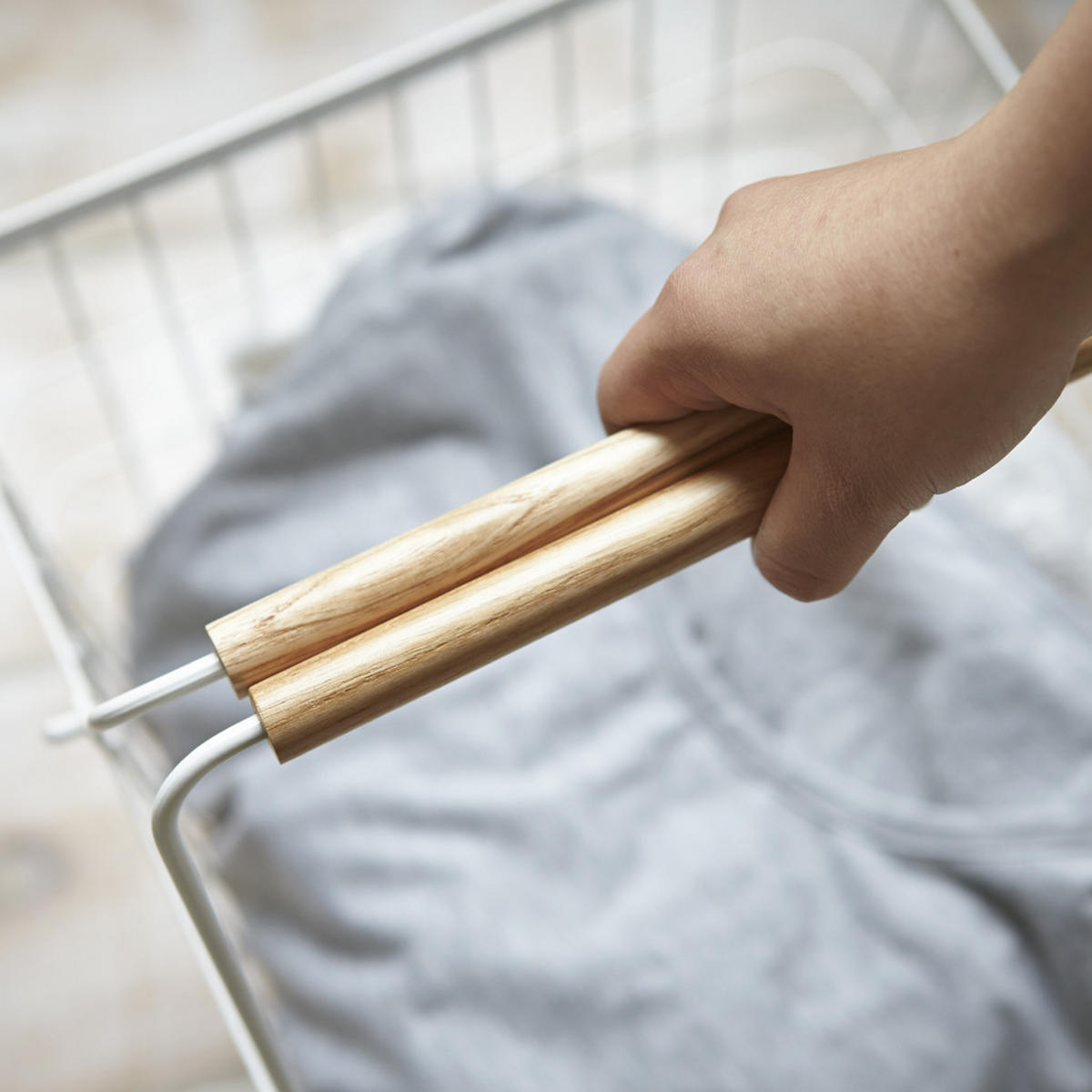 WÄSCHEKORB aus weißem Metall mit Holzgriffen H38,5cm - Weiß, Metall (41.5/38.5/31cm) - Yamazaki