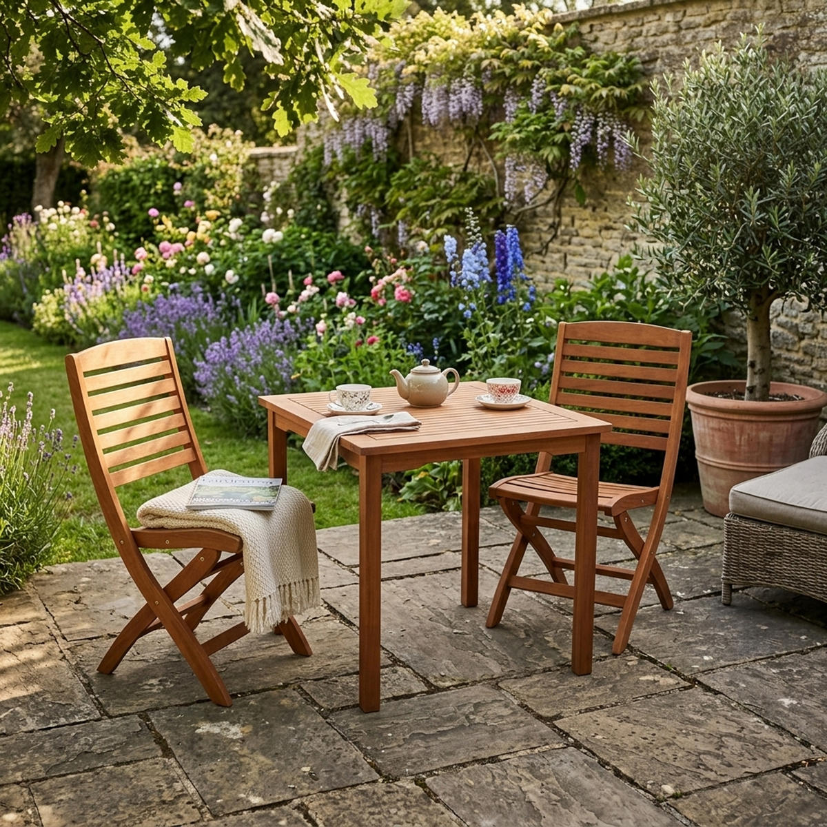 GARTEN-GARNITUR Gosport - 3-teilige Sitzgruppe (2x Klappstuhl, 1x Tisch 75x75cm quadratisch), Eukalyptus geölt. BxTxH: 75x189x93 cm - Braun, Holz - TPFGarden